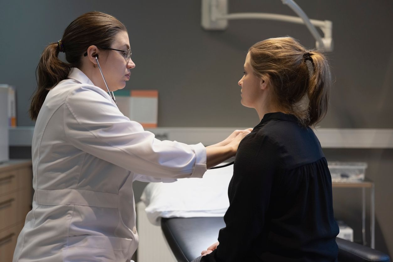 Herzerkrankungen und Corona-Infektionen teilen die Gemeinsamkeit, dass dein Körper von beiden ungünstigen Phänomenen betroffen werden kann - und das zur selben Zeit. 