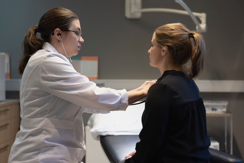 Herzerkrankungen und Corona-Infektionen teilen die Gemeinsamkeit, dass dein Körper von beiden Leiden betroffen sein kann – und das zur selben Zeit. 