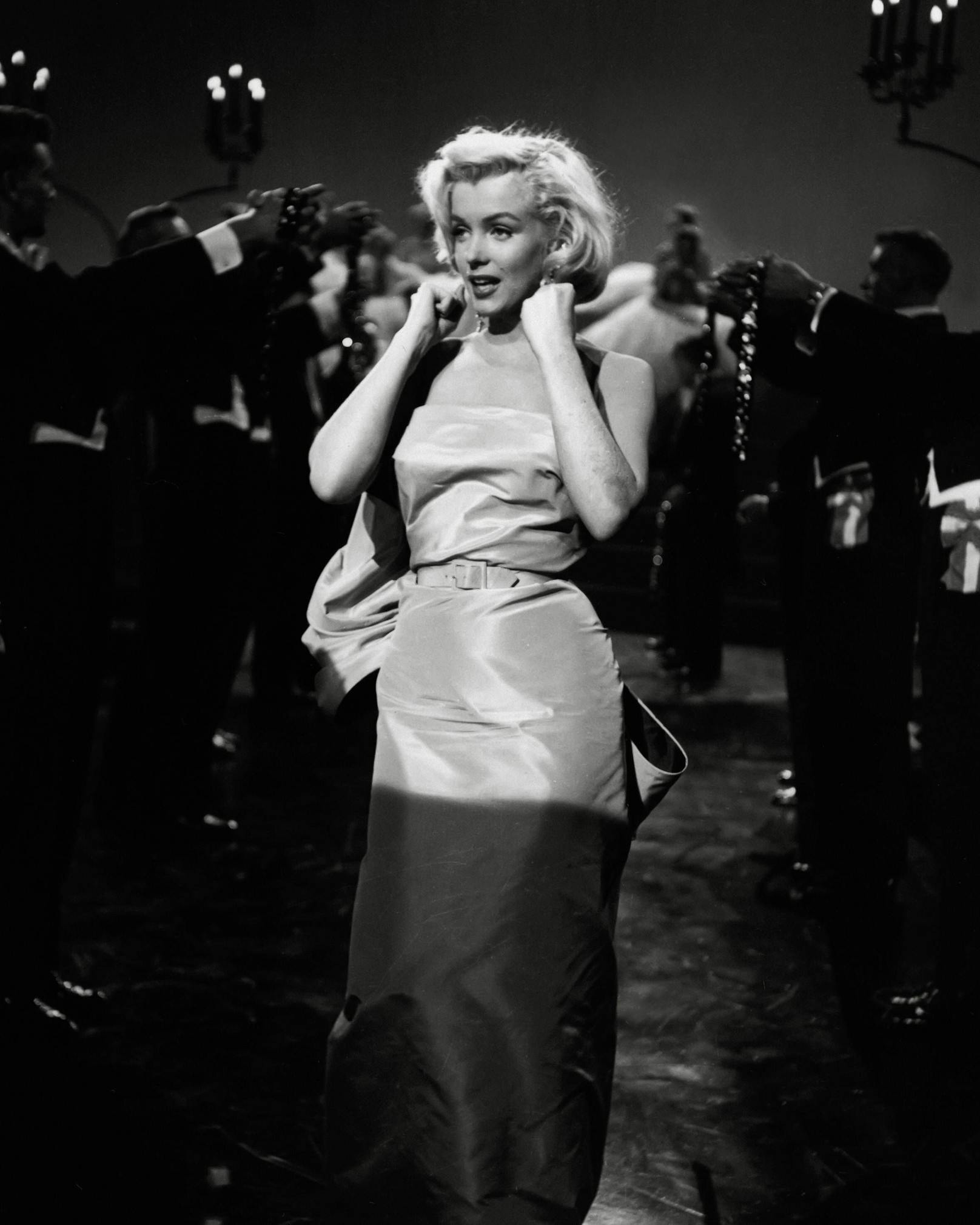 Marylin Monroe 1953 in "Blondinen bevorzugt". Die Hollywood Ikone schrieb sich mit dieser Szene in der sie "Diamond's are a girl's best friends" trällerte, in die Geschichtsbücher.