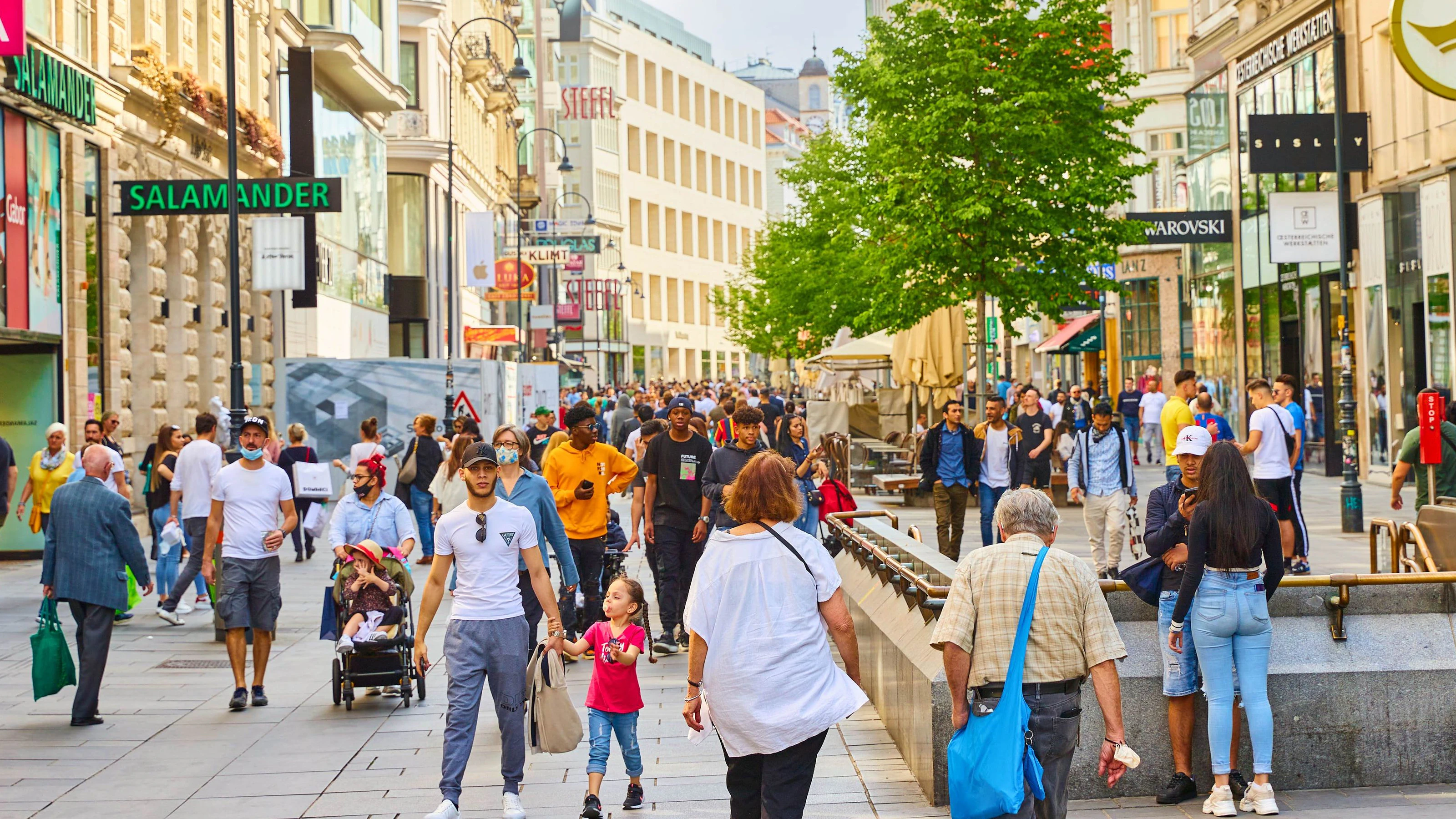 Menschen auf der Kärntner Straße in Wien