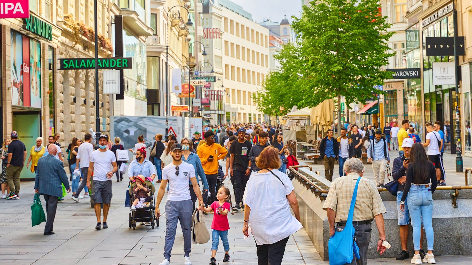 Menschen auf der Kärntner Straße in Wien