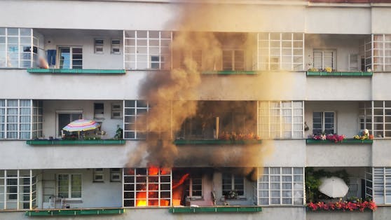 In Wien-Margareten wütete am Sonntag ein Zimmerbrand. Die Feuerwehr befand sich im Großeinsatz.
