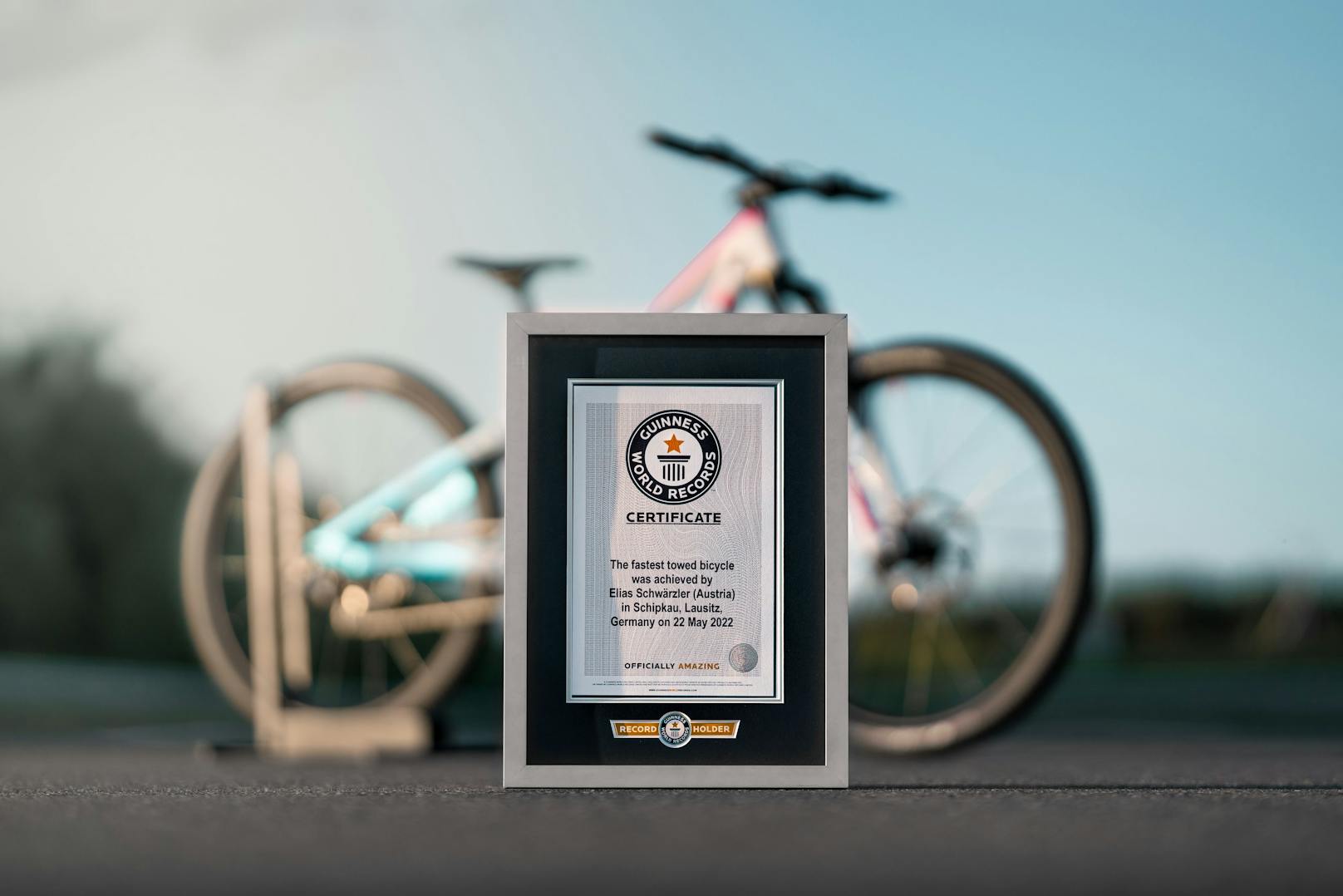 Das offizielle Zertifikat, welches Elias Schwärzler für seinen Geschwindigkeits-Weltrekord auf einem Mountainbike&nbsp;verliehen wurde.