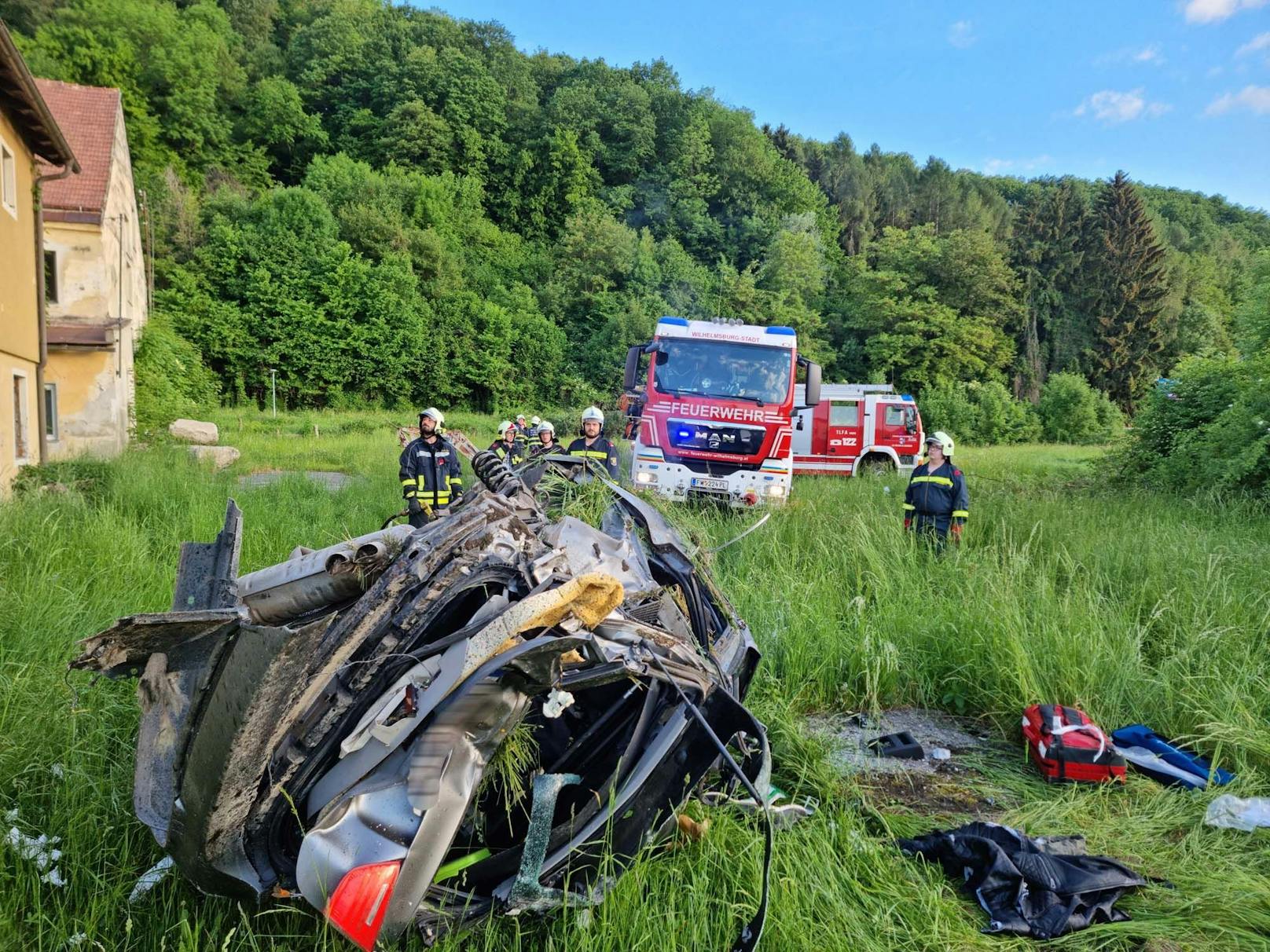 Verkehrsunfall forderte einen Toten und vier teils Schwerverletzte