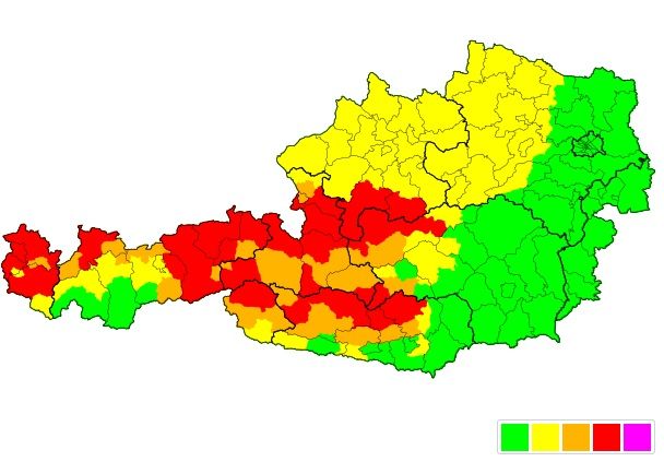 Am Montagabend galt in sechs der neun Bundesländer eine rote Unwetterwarnung. 