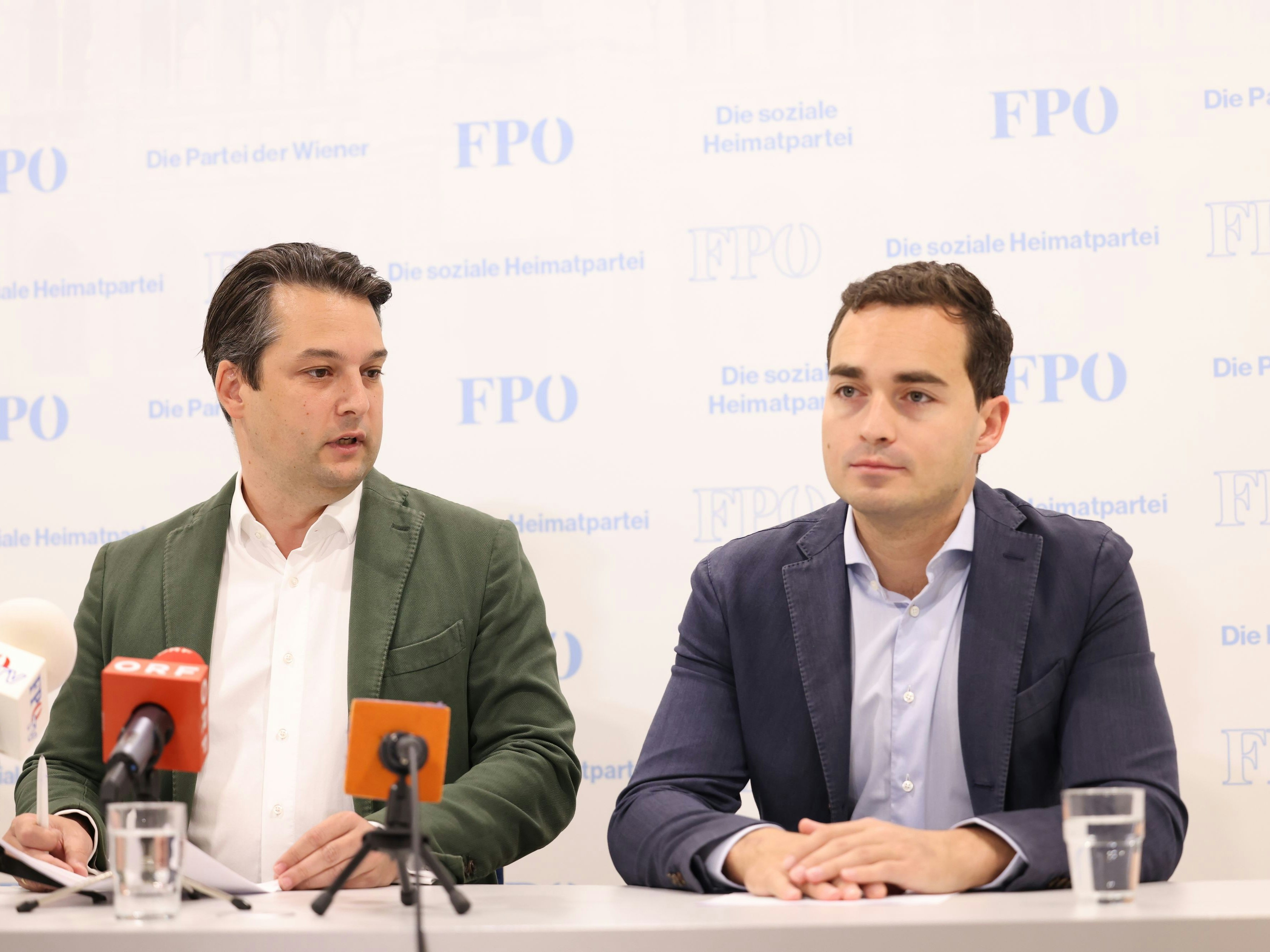 FPÖ-Chef Dominik Nepp und Gemeinderat Maximilian Krauss fordern eine Preisbremse und eine Rücknahme der Mieterhöhungen im Gemeindebau.