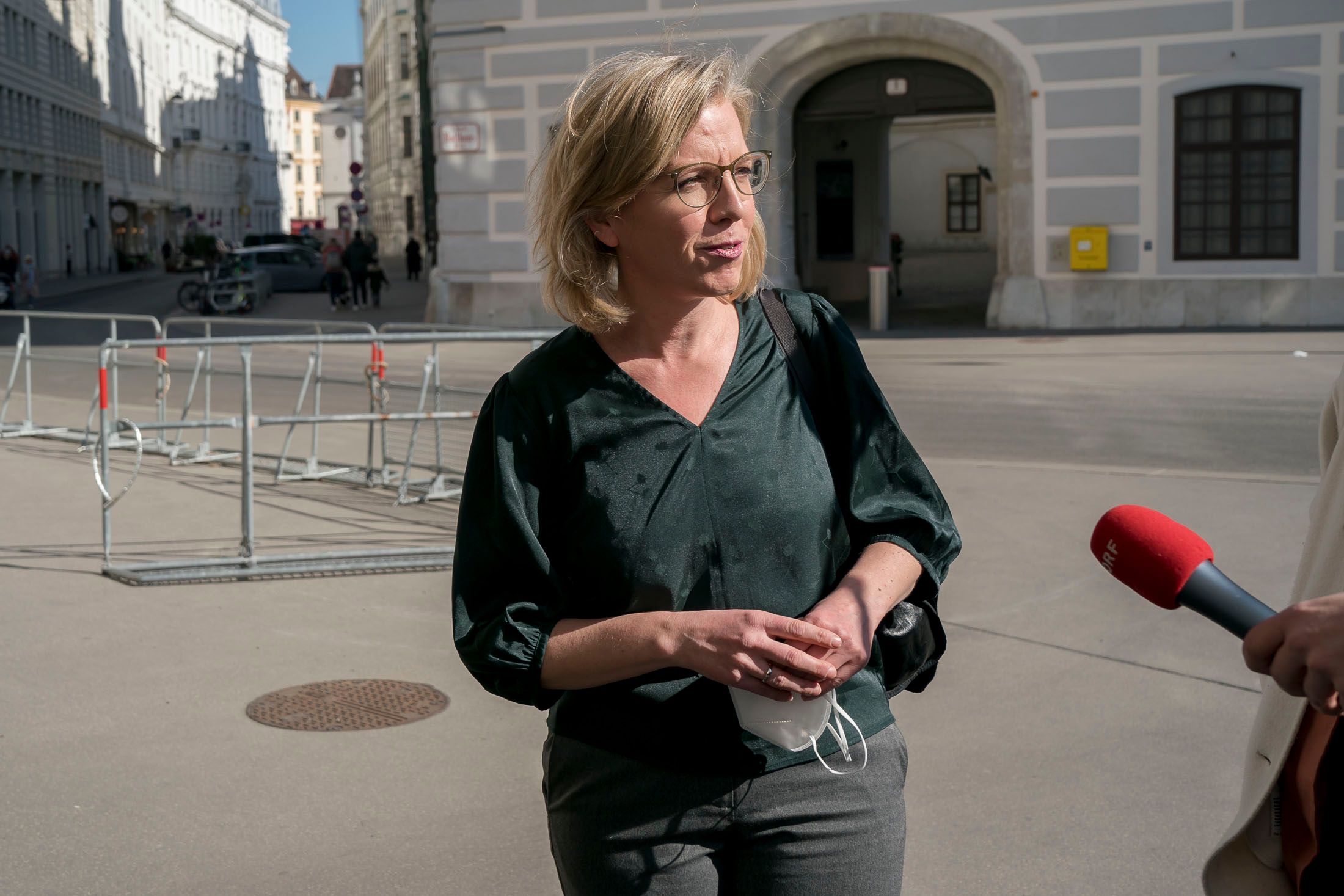 Zumindest persönlich muss sie vorerst auf Interviews verzichten: Leonore Gewesslers Corona-Verdacht hat sich bestätigt.
