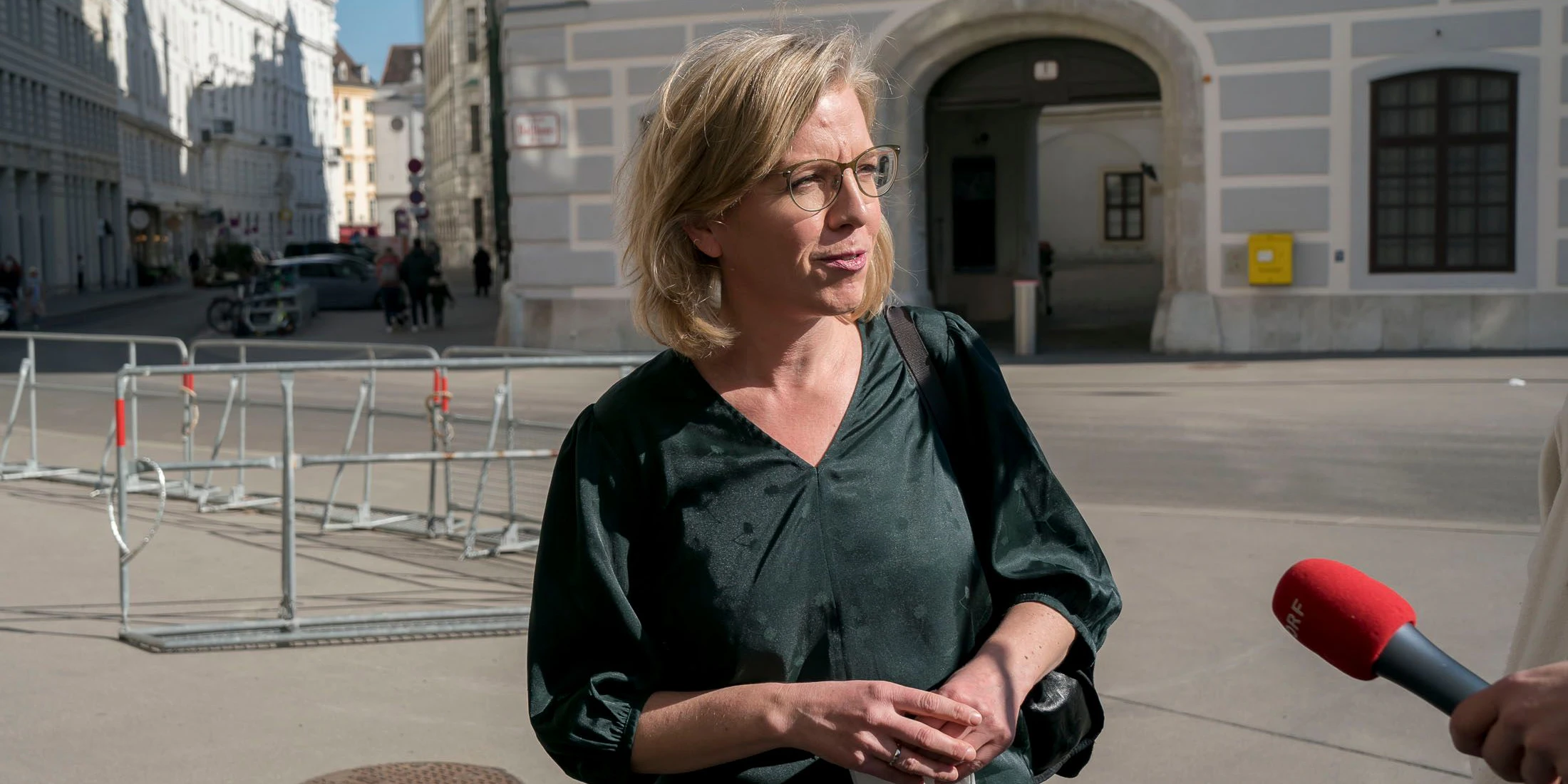 Zumindest persönlich muss sie vorerst auf Interviews verzichten: Leonore Gewessler hat Corona.