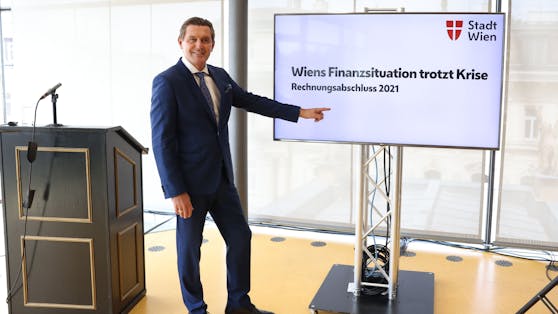 Wiener Finanzstadtrat Peter Hanke (SP) bei der Präsentation des Rechnungsabschlusses 2021.