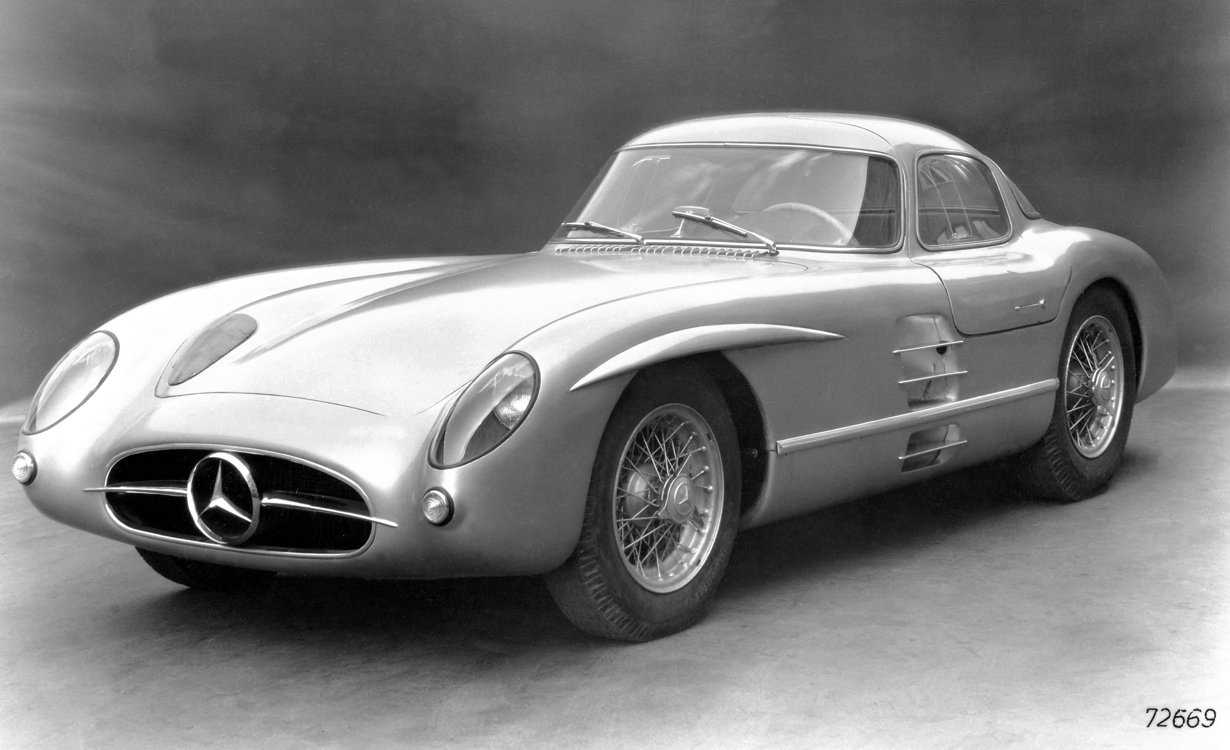 Download von www.picturedesk.com am 23.05.2022 (11:32).  *** SERVICEBILD *** In this handout image courtesy of Mercedes-Benz AG obtained on May 19, 2022, a Mercedes-Benz Rennsportprototyp 300 SLR "Uhlenhaut-Coupe" (W 196 S) is pictured, on July 2, 1955. - A 1955 Mercedes-Benz, one of only two such versions in existence, was auctioned off earlier this month for a whopping 135 million euros ($143 million), making it the world's most expensive car ever sold, RM Sotheby's announced on May 19, 2022. "A 1955 Mercedes-Benz 300 SLR Uhlenhaut Coupe from 1955 has been sold at auction for a record price of ß135,000,000 to a private collector," the classic car auction company said in a statement. (Photo by Mercedes-Benz AG / AFP) / RESTRICTED TO EDITORIAL USE - MANDATORY CREDIT "AFP PHOTO / Mercedes-Benz AG" - NO MARKETING NO ADVERTISING CAMPAIGNS - DISTRIBUTED AS A SERVICE TO CLIENTS - 19550702_PD0035 - Rechteinfo: Servicebild (SB) Bei diesem Bild ist PictureDesk ausschlieÃlich technischer Dienstleister und stellt eine technische BearbeitungsgebÃ¼hr in Rechnung. PictureDesk ist weder Urheber noch Rechteinhaber. Die Nutzung liegt in alleiniger Verantwortung des Kunden. Nur fÃ¼r redaktionelle Nutzung! Werbliche Nutzung erfordert Freigabe: bitte schicken Sie uns eine Anfrage.