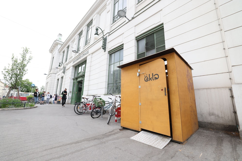 Laut der stellvertretenden Bezirksvorsteherin Veronika Mickel-Göttfert (ÖVP) stinkt Anwohnern das mobile Klo an der U6-Station.