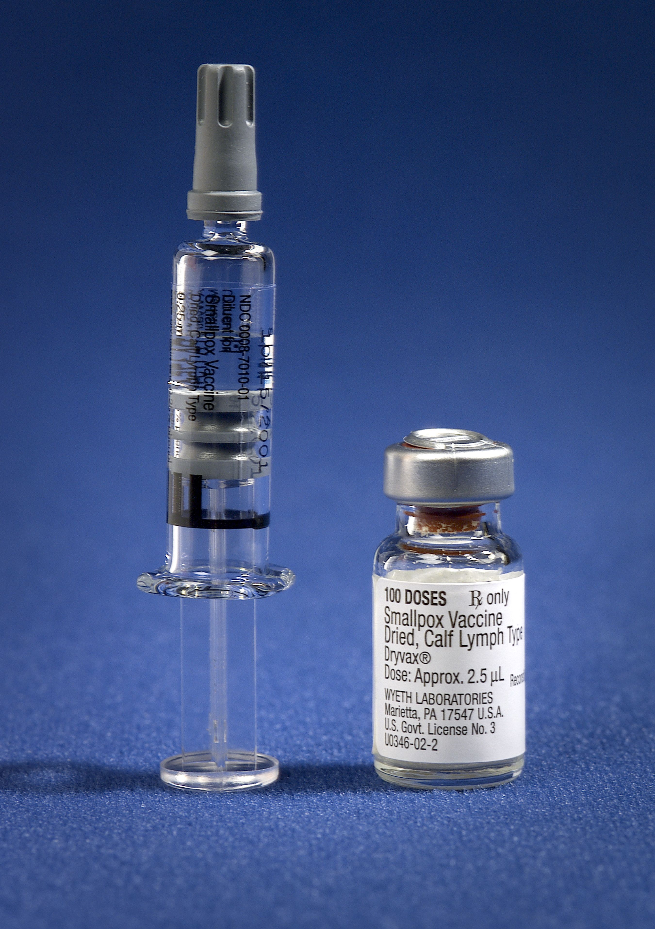 Download von www.picturedesk.com am 23.05.2022 (13:58).  The smallpox vaccine diluent in a syringe along side a vial of Dryvax® dried smallpox vaccine. Vaccinia (smallpox) vaccine, derived from calf lymph, and currently licensed in the United States, is a lyophilized, live-virus preparation of infectious vaccinia virus. It does not contain smallpox (variola) virus. The US Centers for Disease Control and Prevention (CDC) kept a stockpile of the drug to use in case of emergency. In 2003 this supply helped contain an outbreak of monkeypox in the United States. In February 2008 the CDC disposed of the last of its 12 million doses of Dryvax. Its supply is being replaced by ACAM2000, a more modern product. Smallpox is one of two infectious diseases to have been eradicated, the other being rinderpest, which was declared eradicated in 2011. - 19920101_PD95940 - Rechteinfo: Rights Managed (RM) Nur fÃ¼r redaktionelle Nutzung!