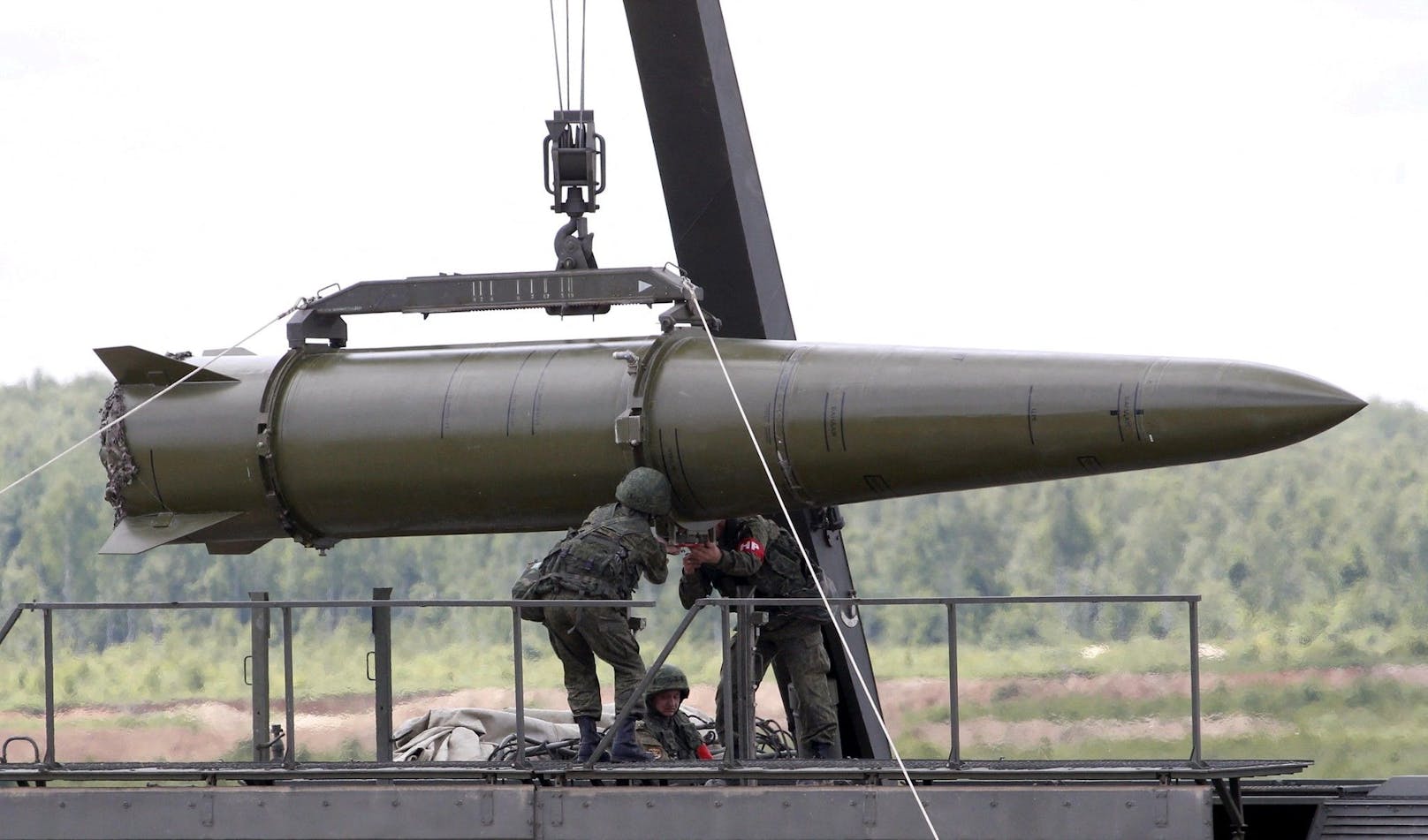 Russland hat nach ukrainischen Angaben taktische Iskander-Kurzstreckenraketen nach Belgorod nahe der ukrainischen Grenze verlegt. Die Raketen können mit nuklearen Sprengköpfen ausgestattet werden und haben eine Reichweite von rund 500 Kilometern.