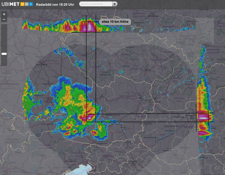 Eine Gewitterzelle kann über dem Dachstein ausgemacht werden. 