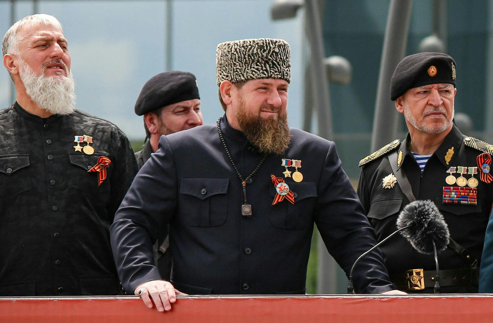 Der tschetschenische Präsident Ramsan Kadyrow und der Armeegeneral Raschid Nurgaljiew haben von "Fehlern" und "Schwierigkeiten" der russischen Invasion gesprochen.