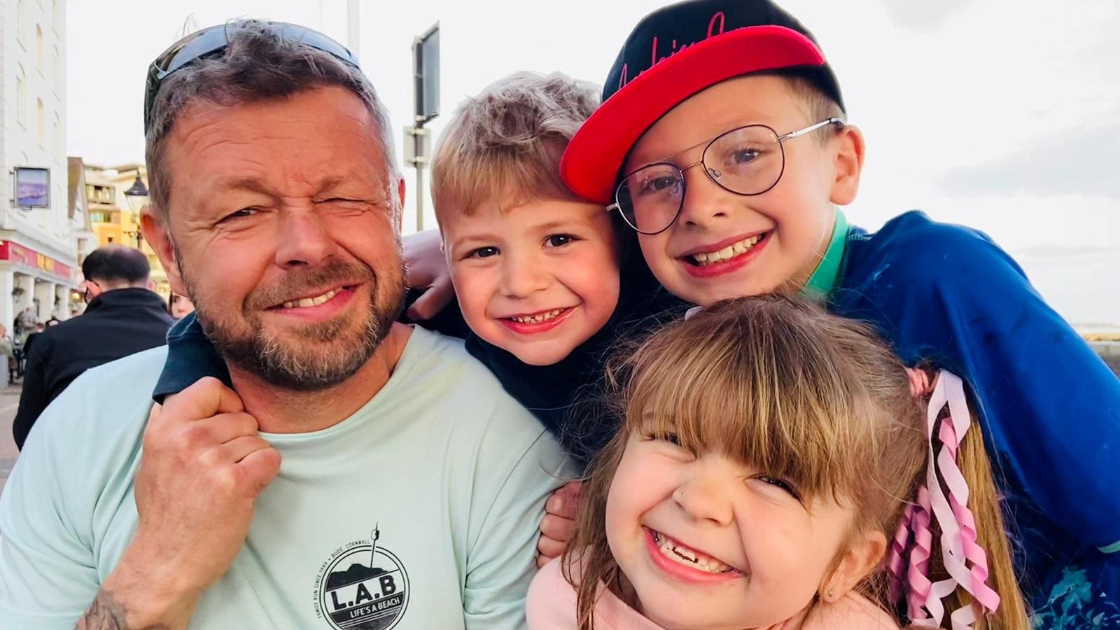 Evie mit ihrem Papa und Geschwistern.