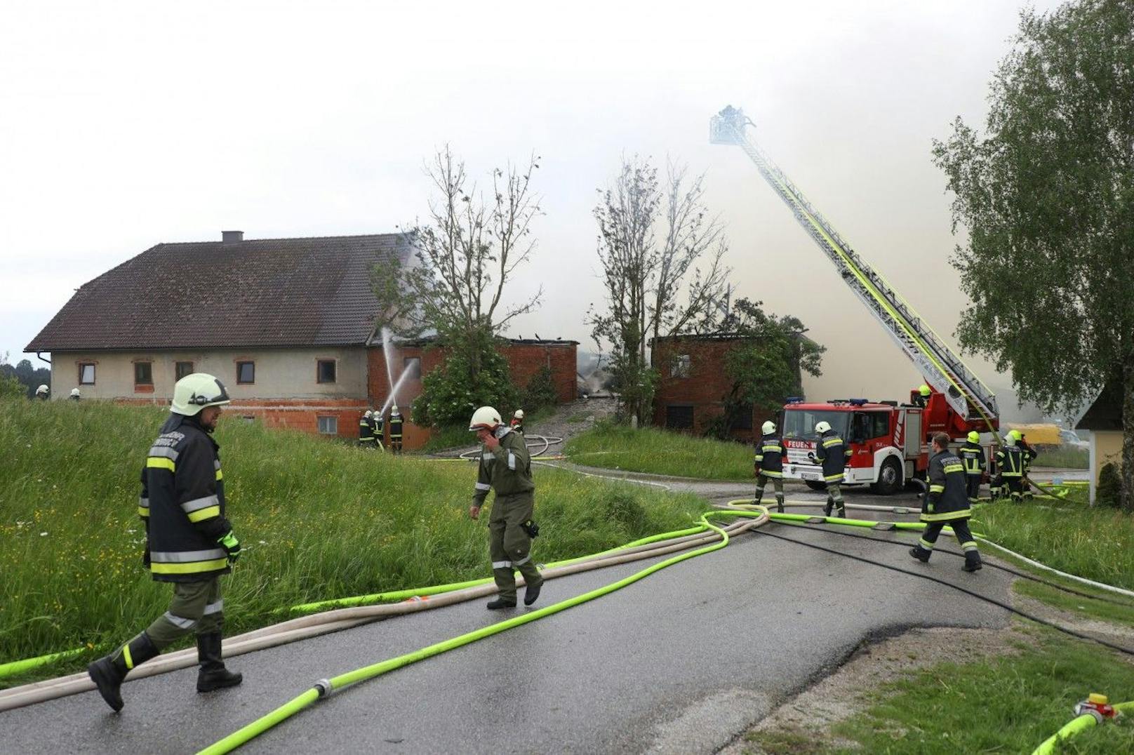 Das Löschwasser musste teils über mehrere Schlauchleitungen - mit etwa einem Kilometer Länge - zum Brand gefördert werden.