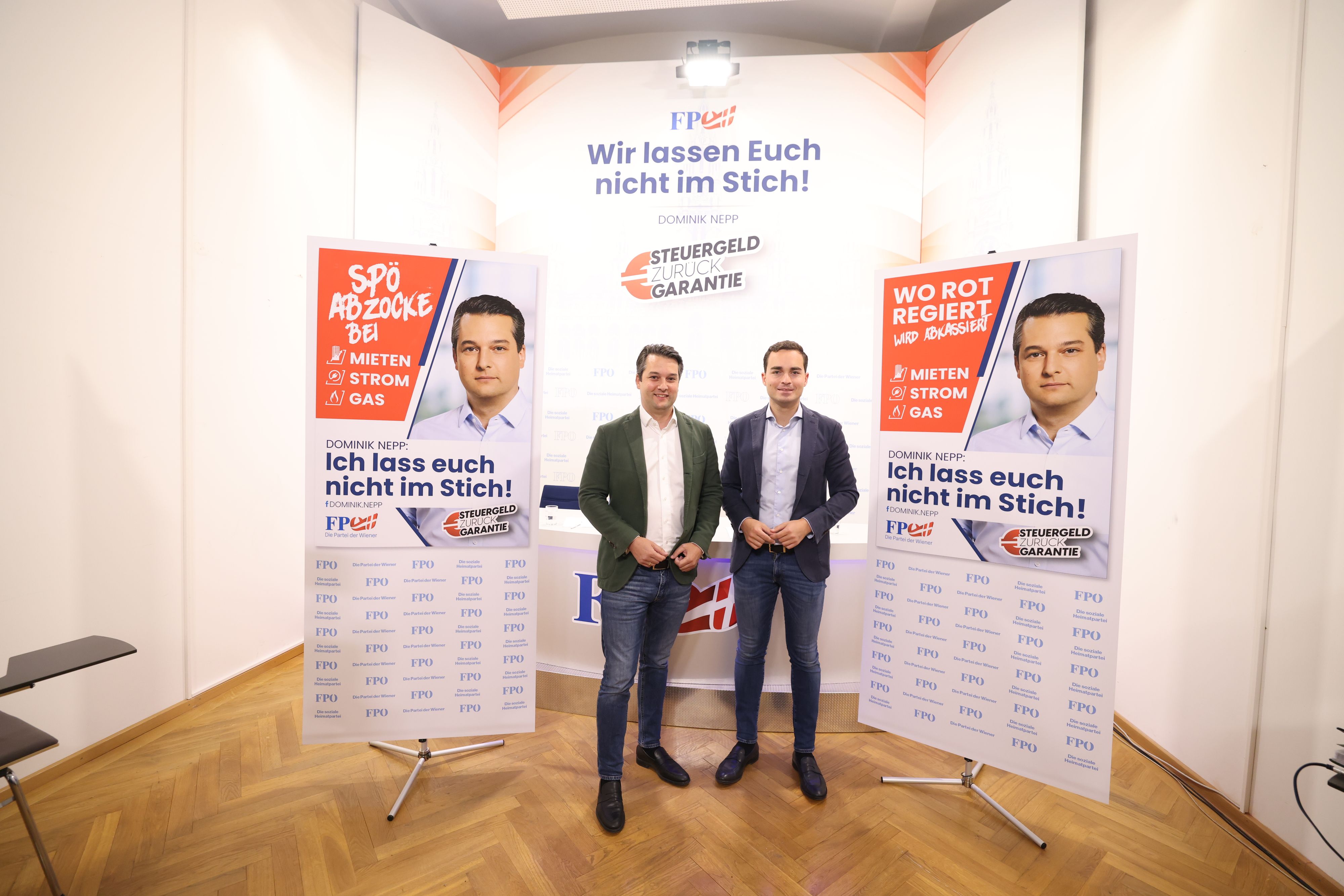 Der Wiener FPÖ-Chef Dominik Nepp und Gemeinderat Maximilian Krauss präsentieren ihre neue Plakatkampagne gegen die Teuerung.