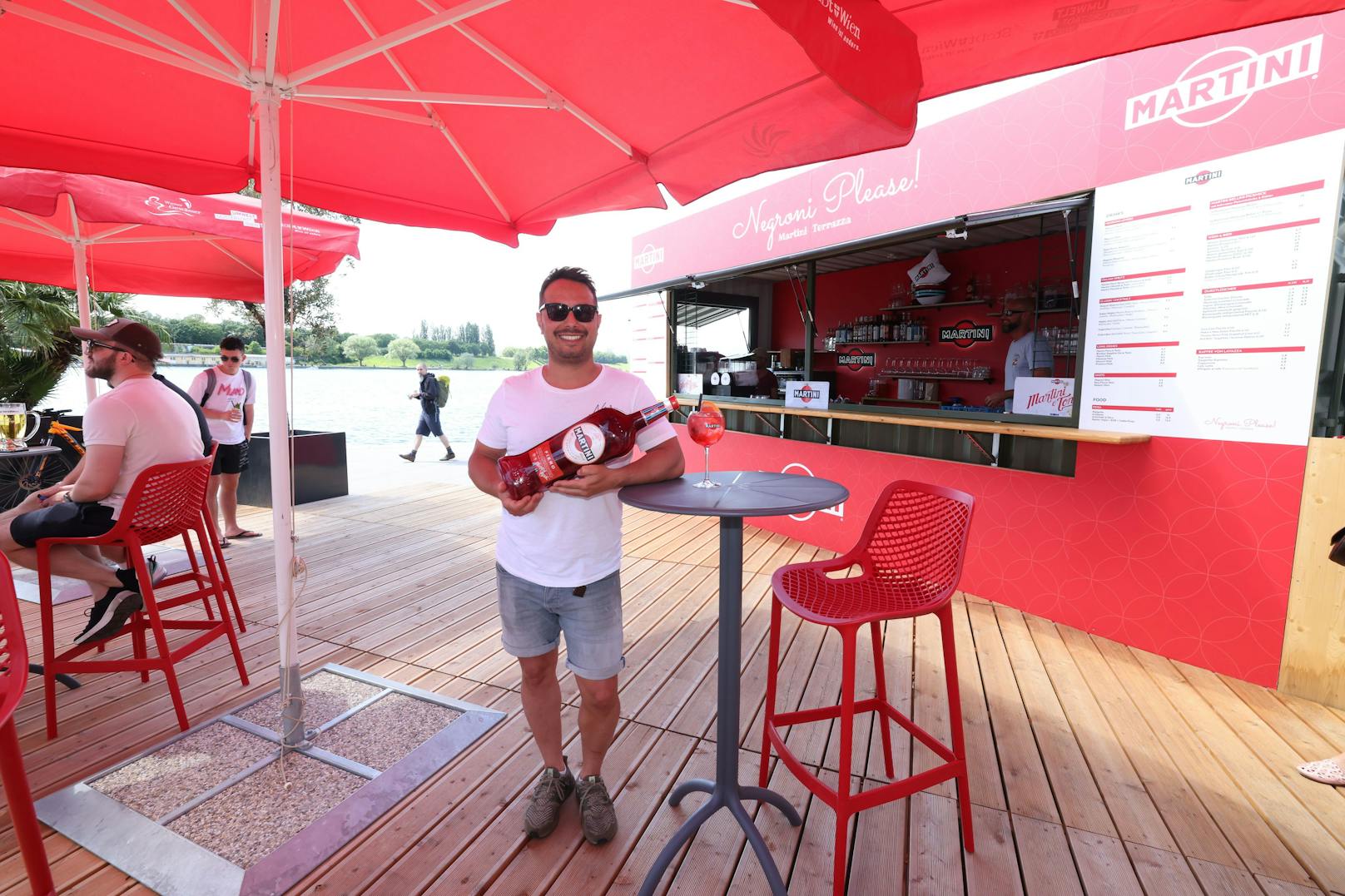 Mit "Negroni please" hat Sammy Walfisch bereits seine zweite Bar auf der Donauinsel erörffnet.