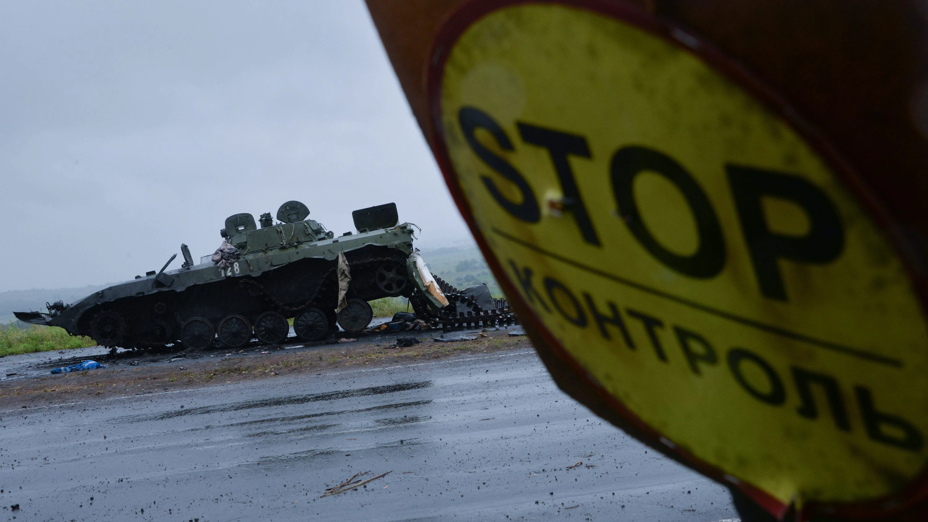 Download von www.picturedesk.com am 23.05.2022 (14:34).  epa04304379 A military tank of pro-Russian militants stands destroyed after Ukrainian army attack near of Slaviansk, Ukraine, 07 July 2014. The Ukrainian army recaptured the rebel strongholds of Slaviansk and Kramatorsk after the pro-Russian separatists fled following a major military offensive, authorities said on 05 July. The leadership in Kiev called the recapture of the two cities, along with other smaller towns, 'one of the greatest victories' since the beginning of its 'anti-terrorist operation' in mid-April to retake areas under separatist control. EPA/STR - 20140707_PD4659 - Rechteinfo: Rights Managed (RM)