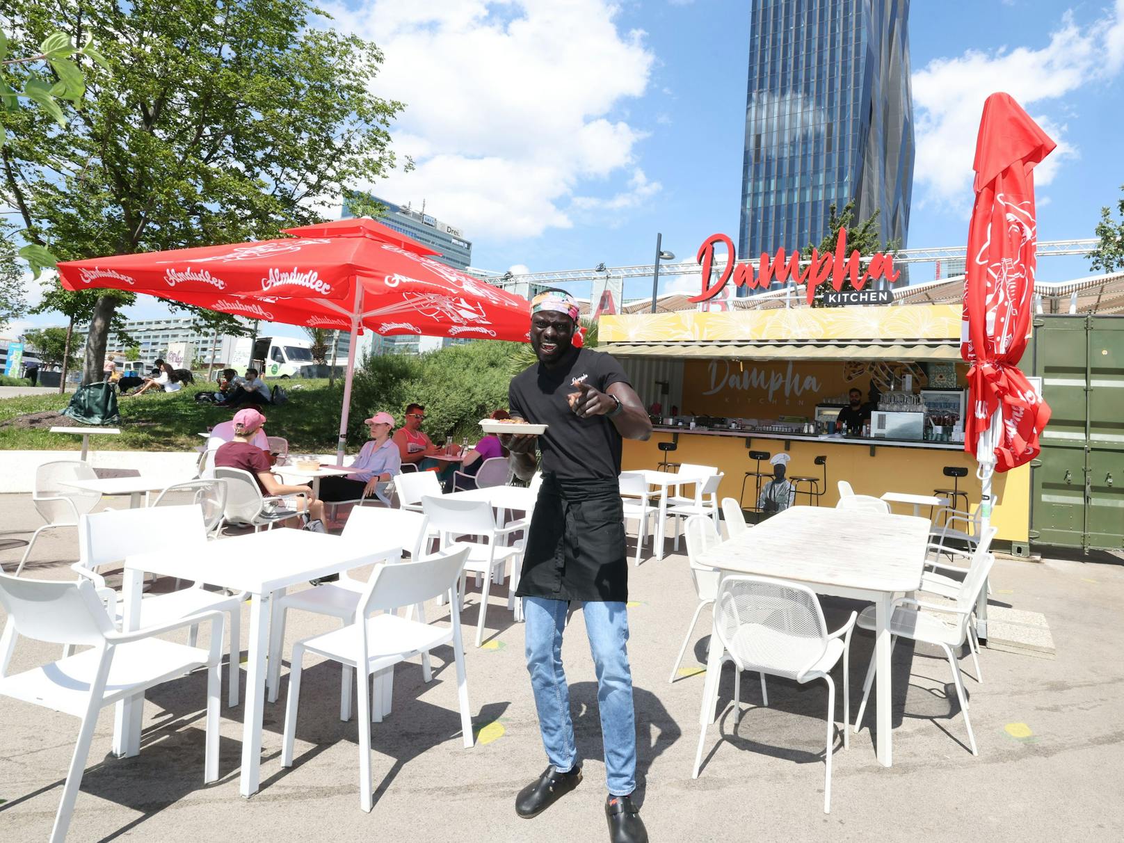 Khalifa Dampha (32) versorgt im Sommer mit westafrikanisch-spanischer Fusionsküche am Copa Beach in der Wiener Donaustadt. 