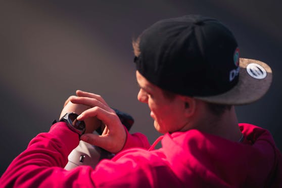 Extremsportler und Profi-Mountainbiker Elias Schwärzler und seine HUAWEI Watch GT 3 Pro.