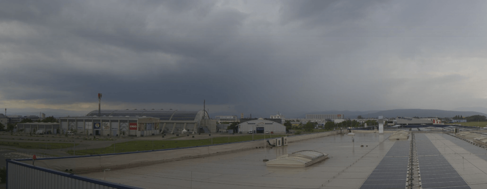 Eine Gewitterzelle am Alpenostrand gesehen von Wiener Neustadt um 12.50 Uhr.