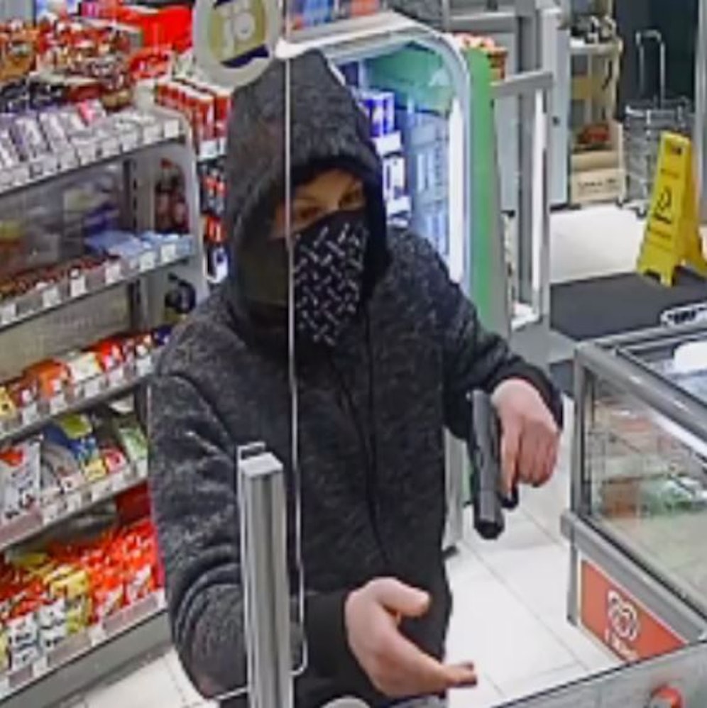 Die LPD Vorarlberg verspricht eine Prämie in der Höhe von 1.500 Euro für Hinweise, die zur Ergreifung eines mutmaßlichen Tankstellenräubers führen.