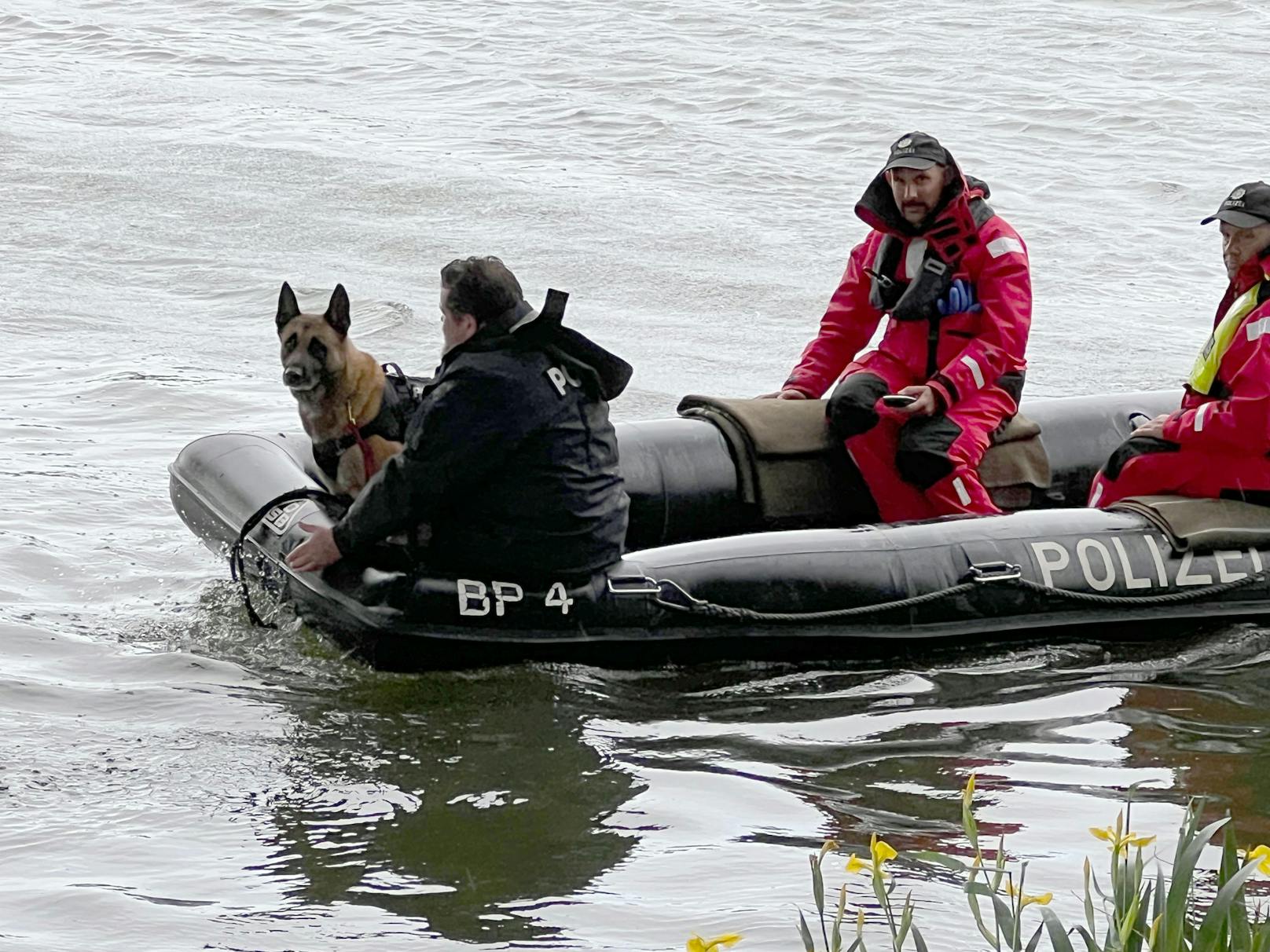 Großmehring, Bayern: Einsatzkräfte auf einem Schlauchboot suchen am 23. Mai 2022 die Donau ab. Wenige Kilometer stromabwärts war zuvor eine Kinderleiche entdeckt worden.