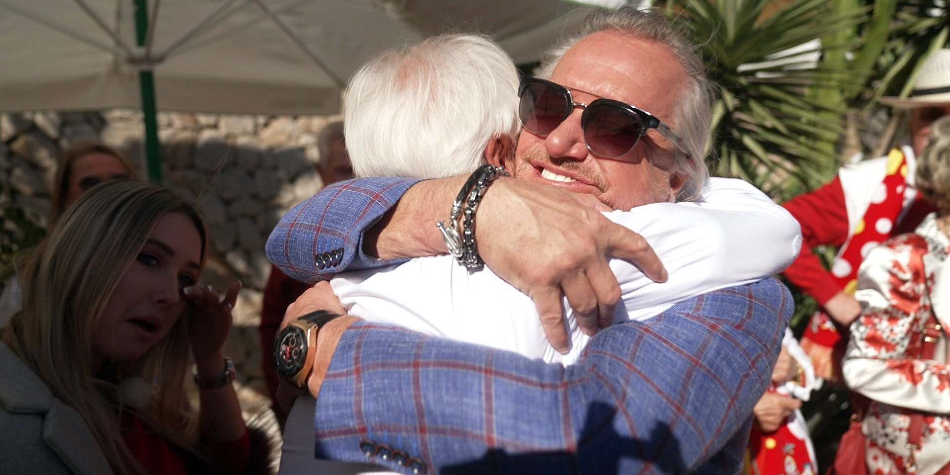 Endlich können sich Vater Reinhold und Sohn Robert wieder in die Arme nehmen.