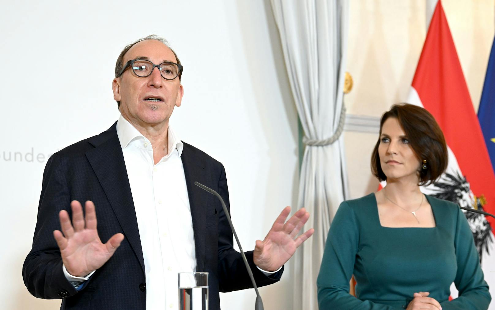 Gesundheitsminister Johannes Rauch (Grüne) und Verfassungsministerin Karoline Edtstadler (VP) verkündeten am 24. Mai 2022 das vorläufige Aus der FFP2-Maskenpflicht in Österreich.