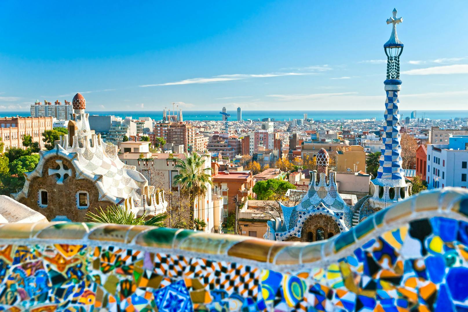 <strong>Platz 9: Barcelona (Spanien)! </strong>Heiß, heißer, Barcelona – in der spanischen Stadt am Mittelmeer können die Temperaturen im Sommer schon mal etwas höher werden. Da kommt einem doch nichts besseres gelegen als ein leckerer, kühler Drink. Den beliebten Aperol Spritz bekommt man hier für durchschnittlich <strong>5,67 €</strong>. Nach der Trinkpause geht es dann weiter die umwerfenden Gebäude des Architekten Gaudí zu bestaunen. 