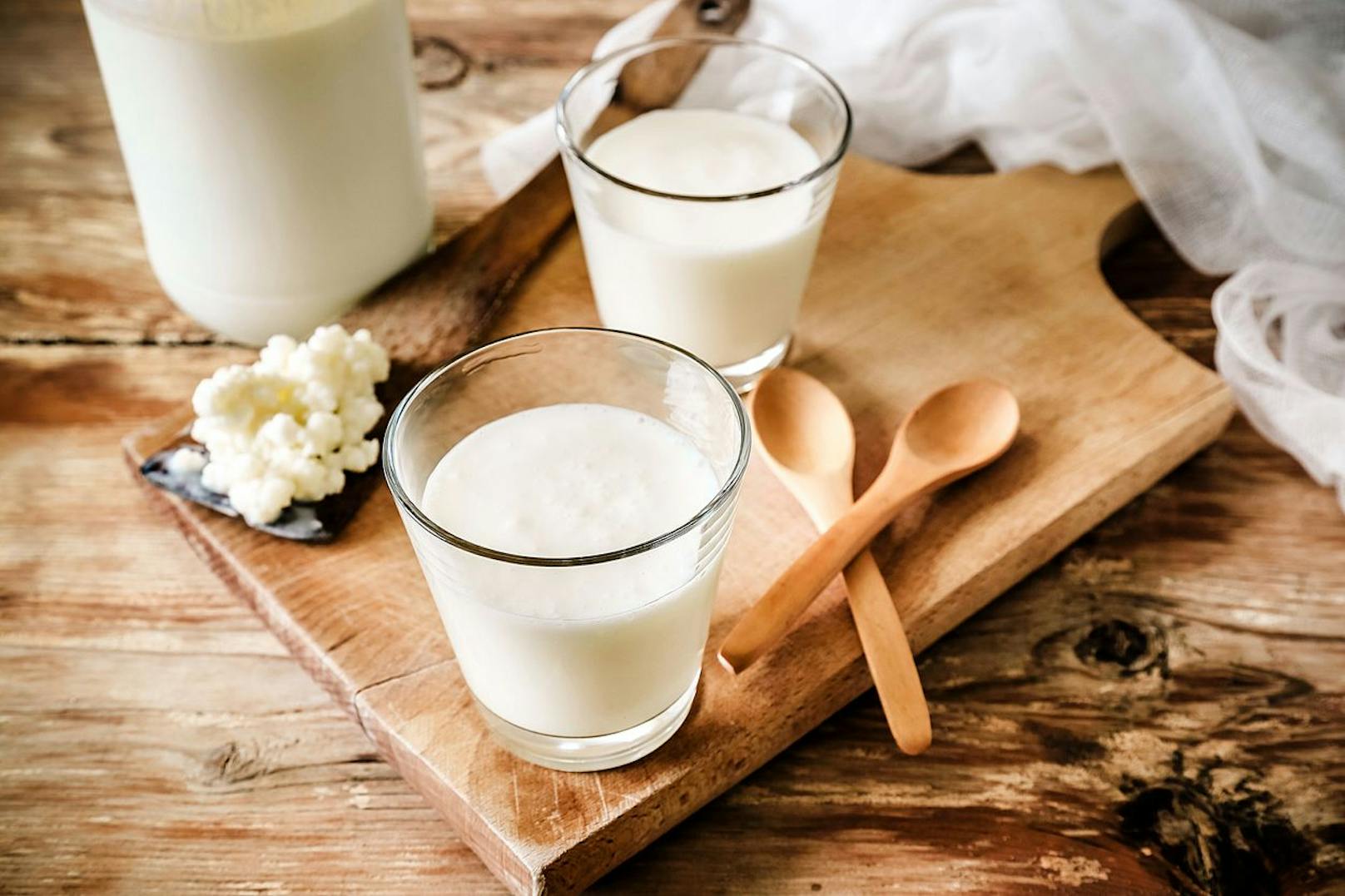 Wenn du ein wenig Milch parat hast kann das Getränk ebenfalls dabei helfen deinen Zwiebel-Mundgeruch zu neutralisieren. Je höher der Fettanteil der Milch, desto besser kann sie wirken.