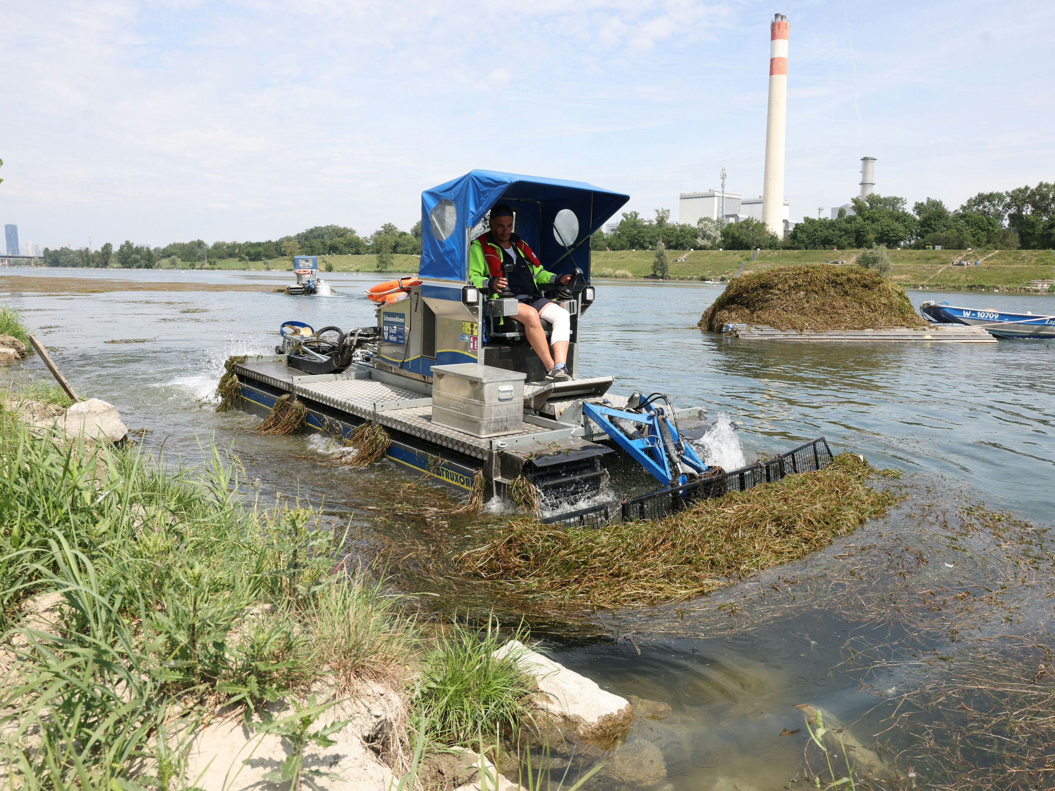 Gemäht wird an beliebten Badestellen auch an Feiertagen und am Wochenende.