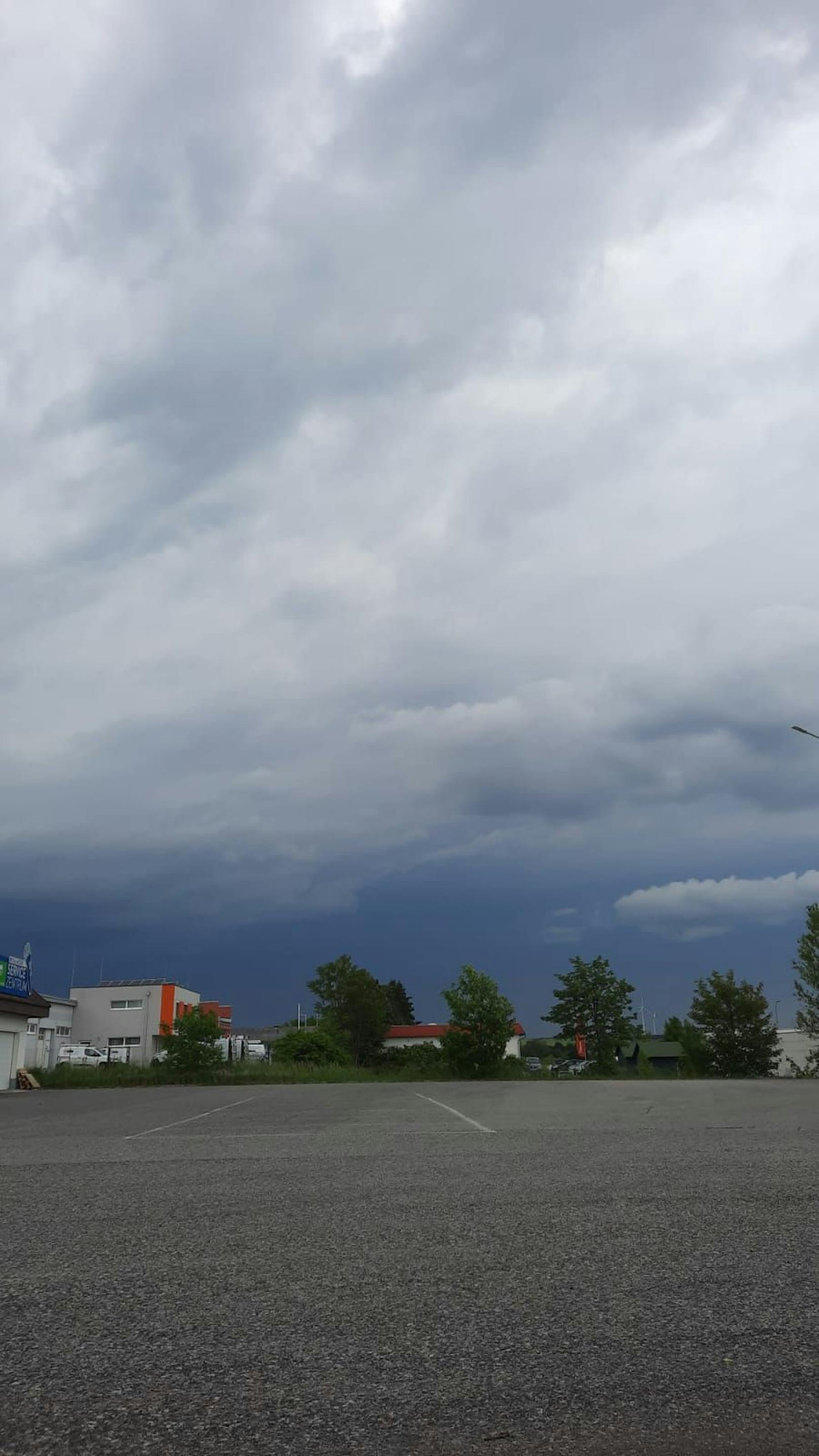 Leserreporter Markus beobachtete dunkle Wolken in Mattersburg, Burgenland