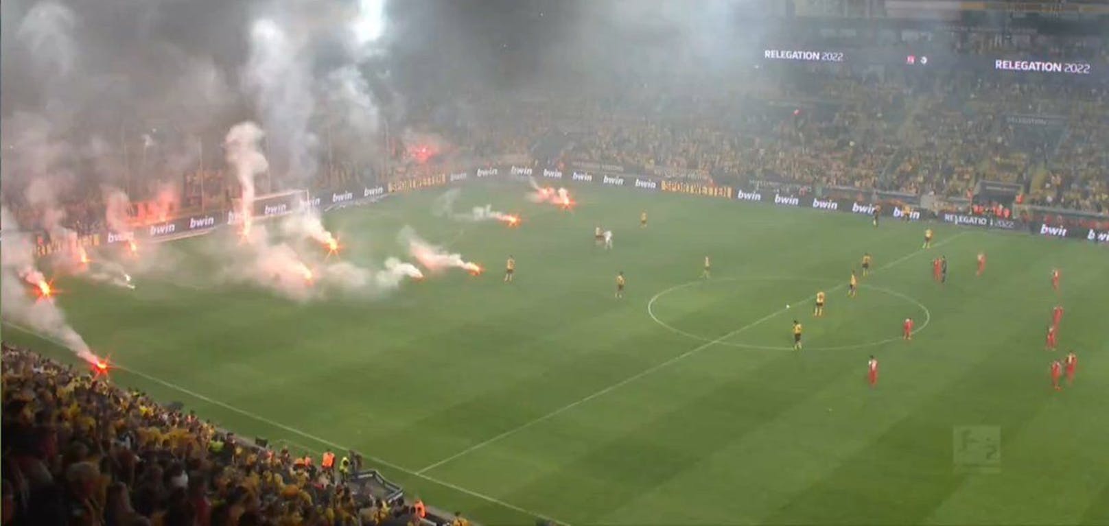 Fans von Dynamo Dresden feuerten Pyrotechnik auf den Rasen. 