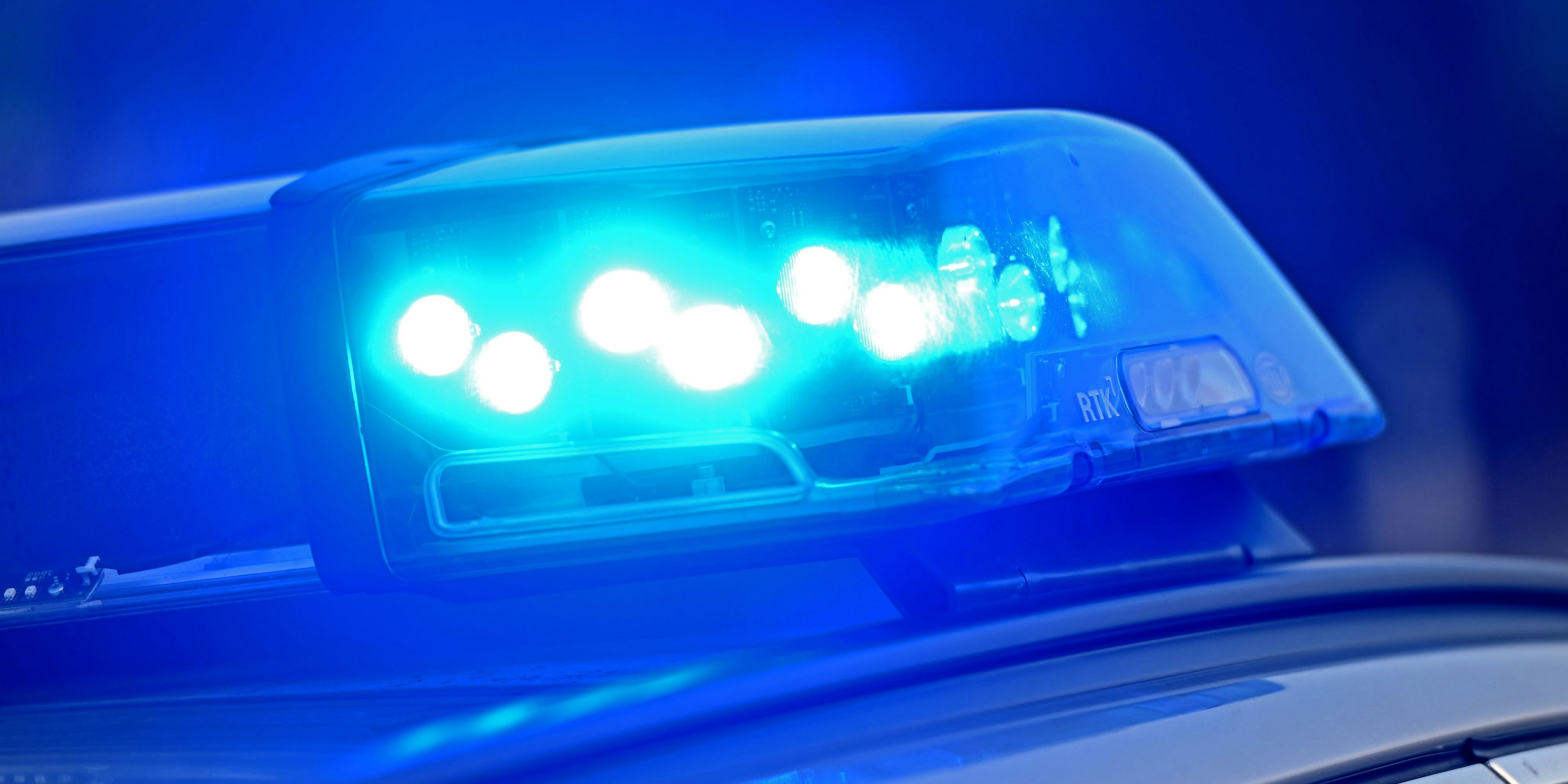 Das eingeschaltete Blaulicht eines Streifenwagens der Polizei. (Symbolbild)