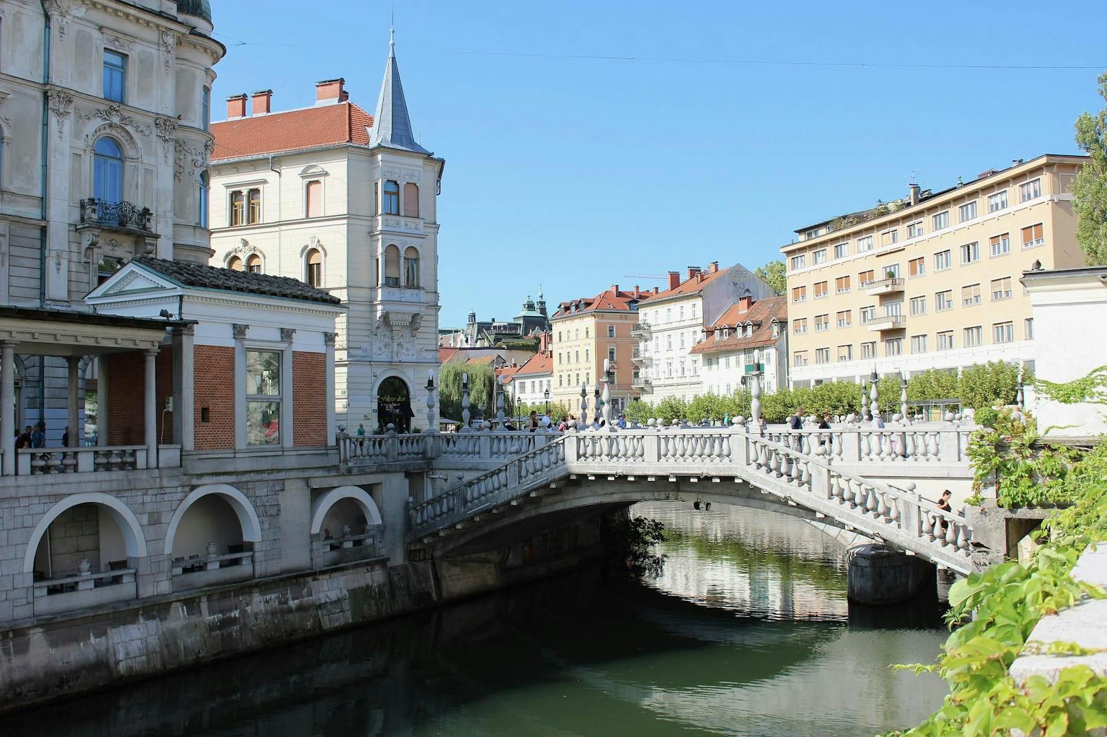 <strong>Platz 7: Ljubljana (Slowenien)!&nbsp;</strong>Die Hauptstadt Sloweniens, Ljubljana, die ihren Namen entweder dem durch die Stadt fließenden Fluss oder dem slowenischen Ausdruck für „geliebte Stadt” zu verdanken hat, sichert sich mit einem durchschnittlichen Preis von <strong>5,30 € </strong>den 7. Platz. Das kulturelle, politische und wirtschaftliche Zentrum des Landes verzaubert mit seiner denkmalgeschützten Altstadt, der Architektur von Jože Plečnik sowie Sehenswürdigkeiten wie der Stadt-Burg, dem Dom St. Nikolaus, dem Prešerenplatz sowie dem grünen Tivoli Park. 
