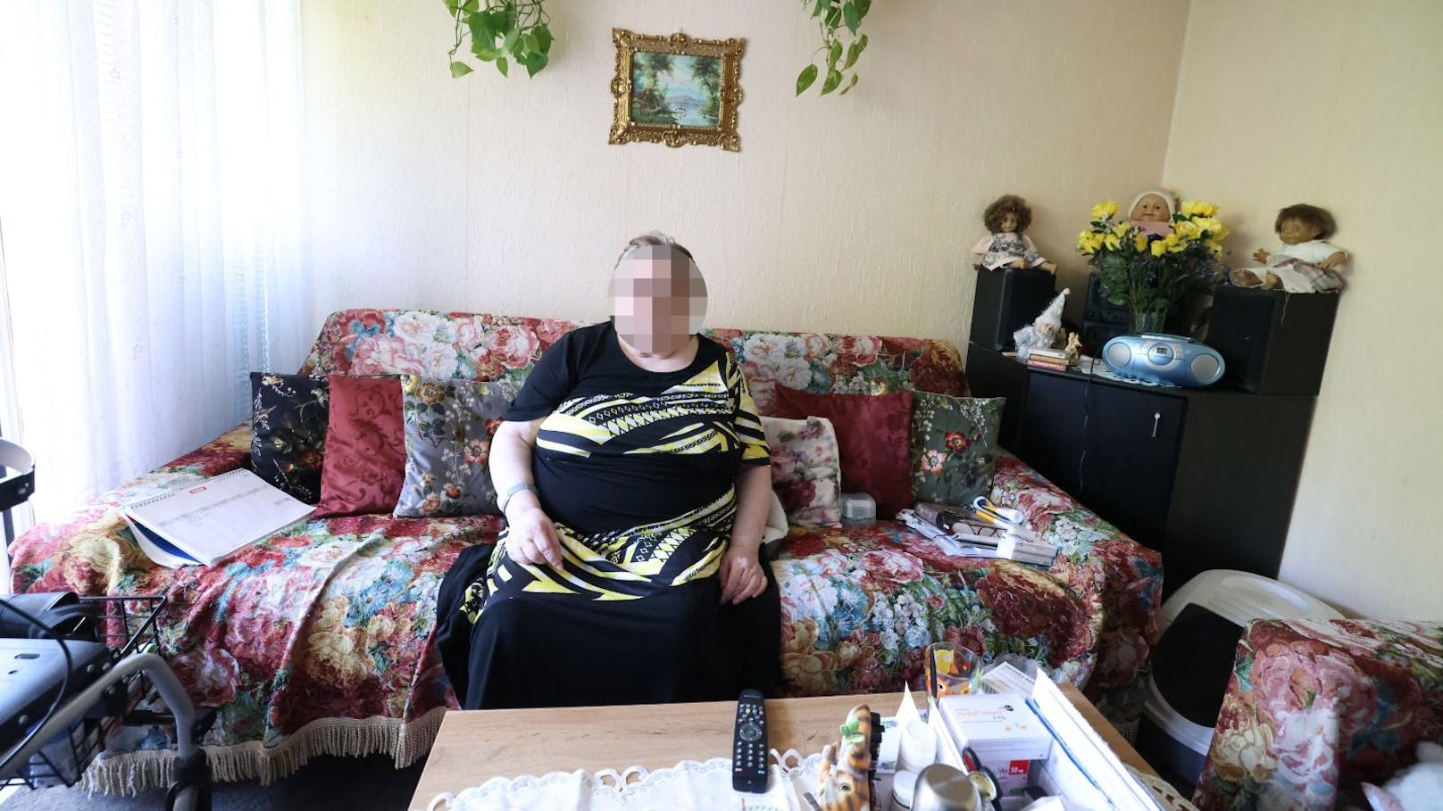 Adelheid (81) kann sich das Leben kaum mehr leisten. Nach 40 Jahren Arbeit lebt sie von einer kleinen Pension.