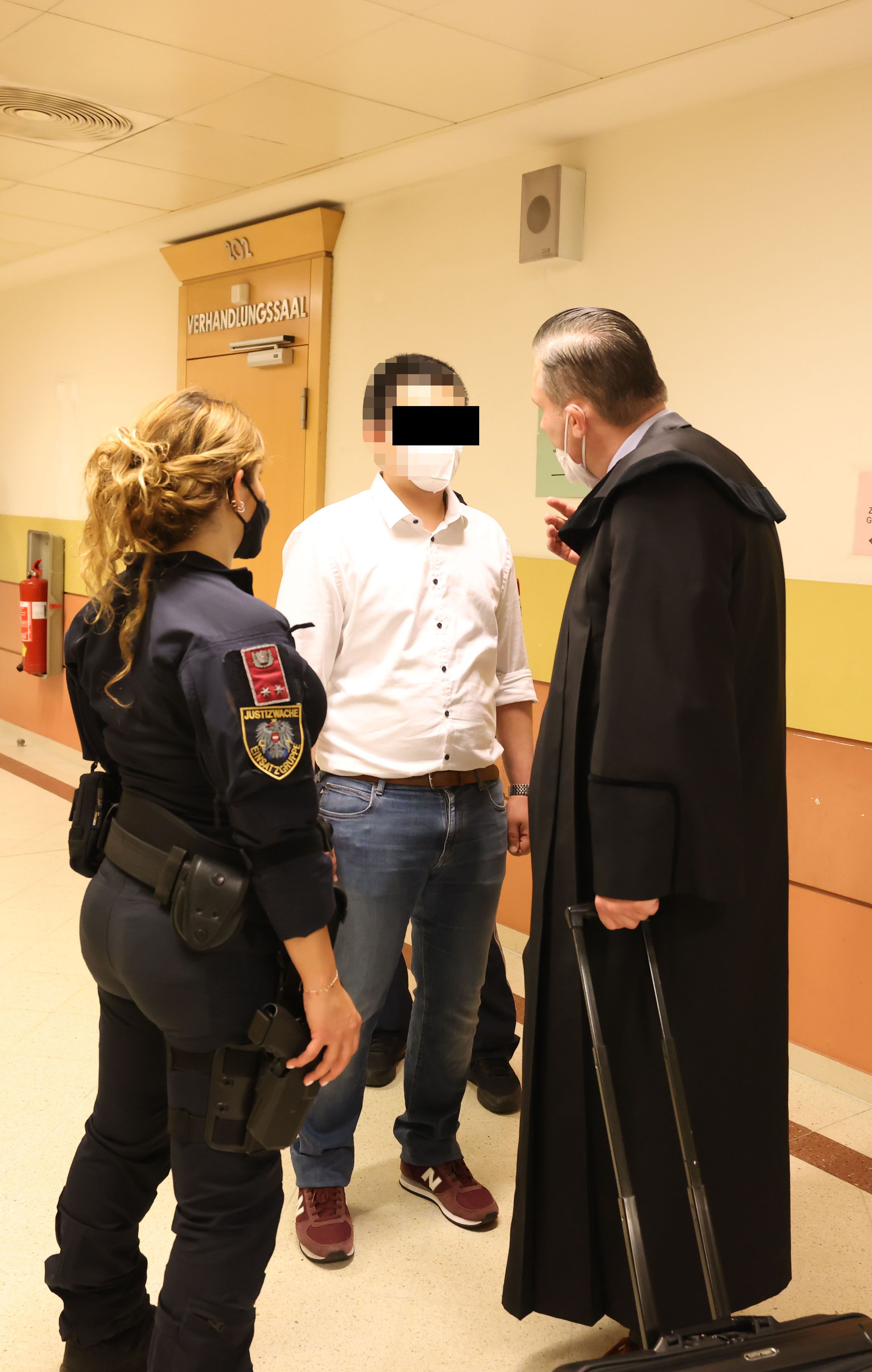 Der Angeklagte im Gespräch mit Anwalt Manfred Arbacher-Stöger