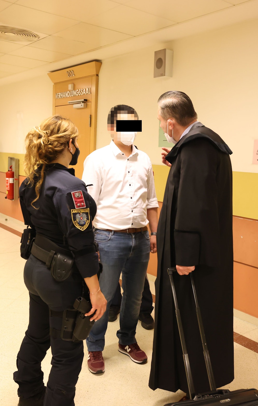 Der Angeklagte im Gespräch mit Anwalt Manfred Arbacher-Stöger