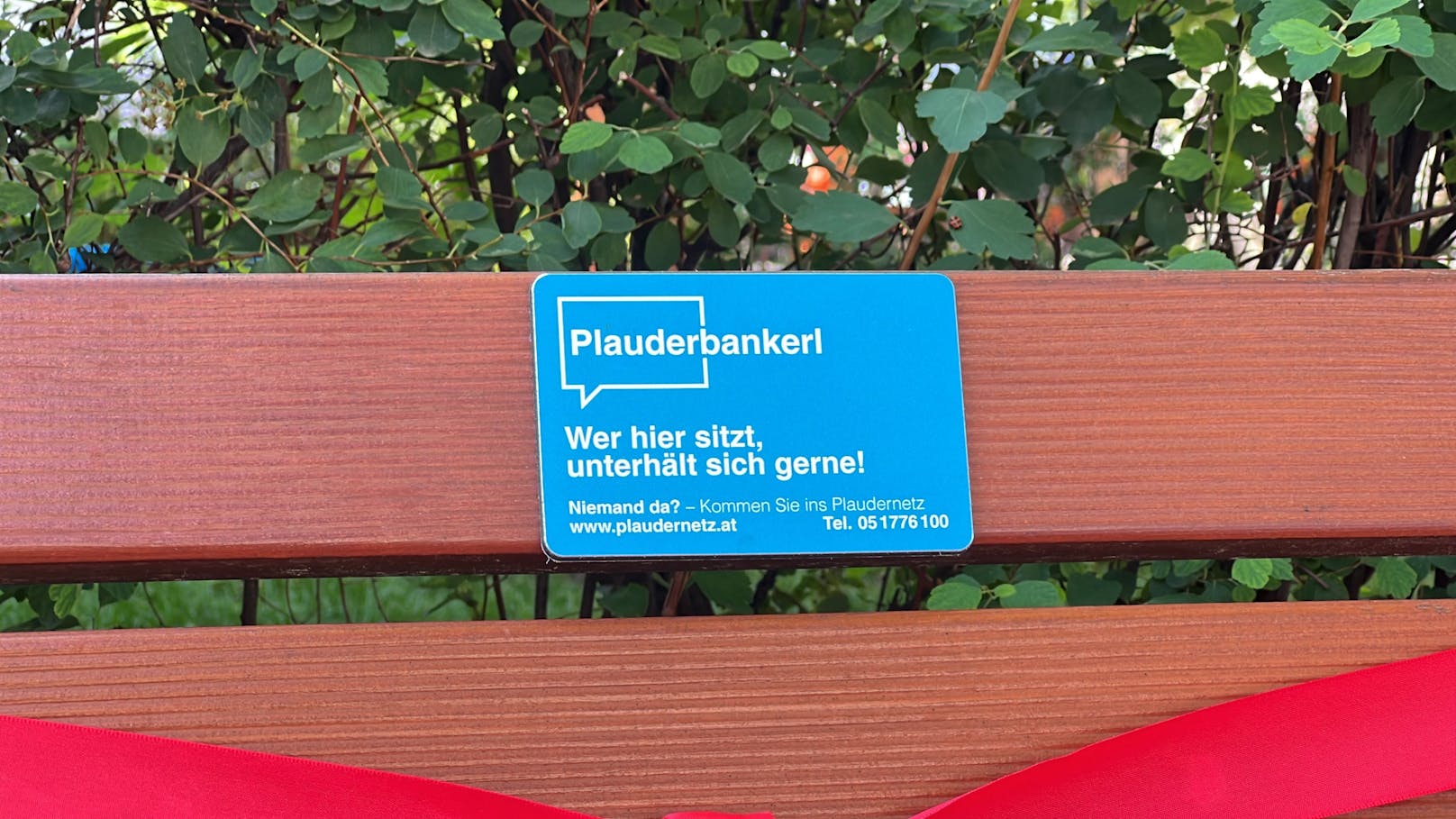 "Wer hier sitzt, unterhält sich gerne!" Eine spezielle Plakette für's Parkbankerl.