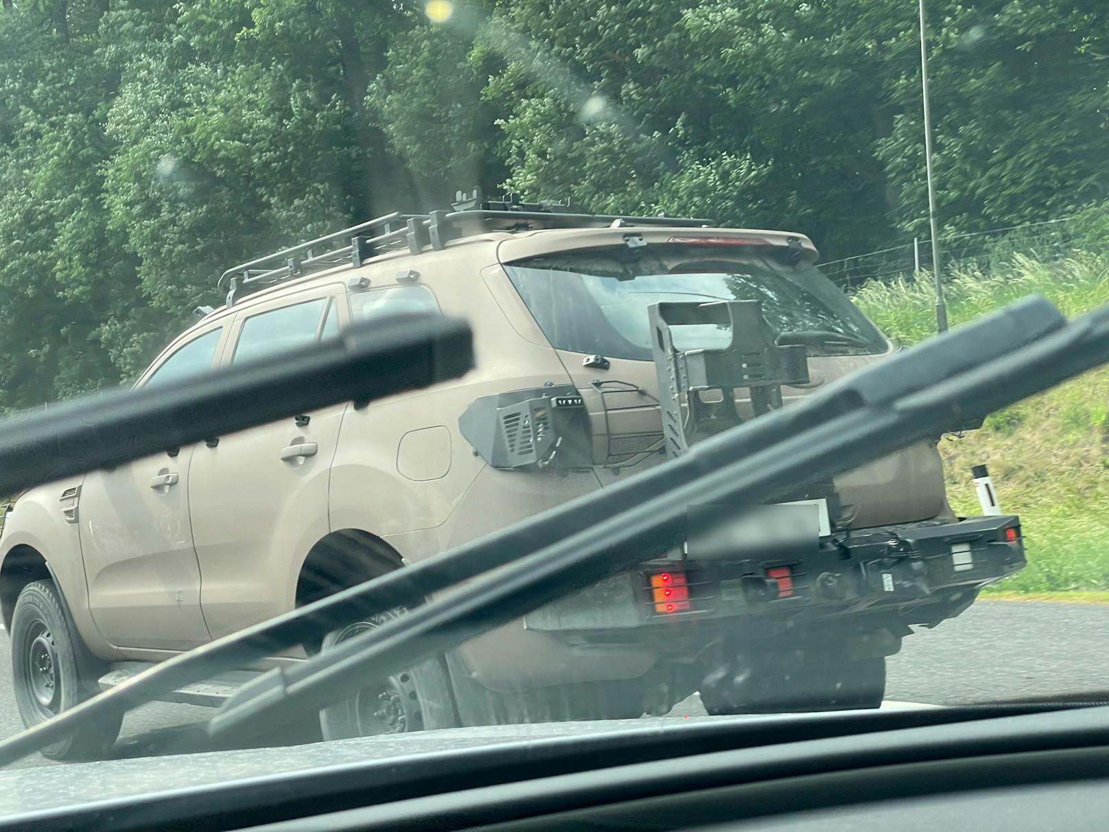 Die Fahrzeuge erregten viel Aufmerksamkeit auf der Autobahn.