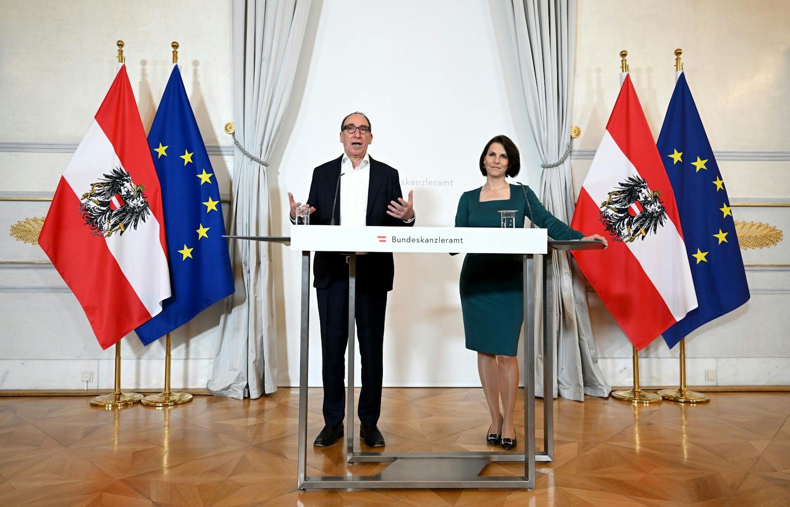Gesundheitsminister Johannes Rauch (Grüne) und Verfassungsministerin Karoline Edtstadler (VP) verkündeten am 24. Mai 2022 das vorläufige Aus der FFP2-Maskenpflicht in Österreich.