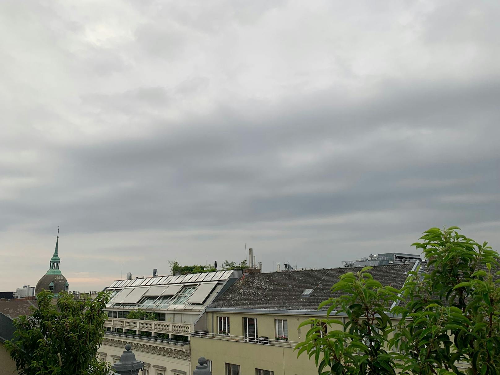 Auch der Himmel über Wien färbte sich gegen 19.00 dunkelgrau.