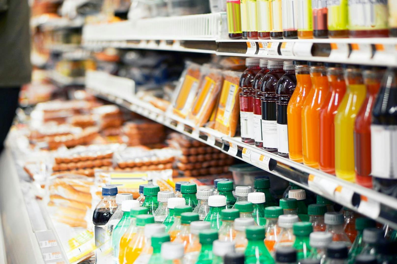 Auch saure Drinks mit Kohlensäure können deinen Zwiebelgeruch bekämpfen. In diesem Fall helfen Geschmäcker wie Zitrone, Limiete oder Cranberry, um wahre Wunder zu bewirken. 