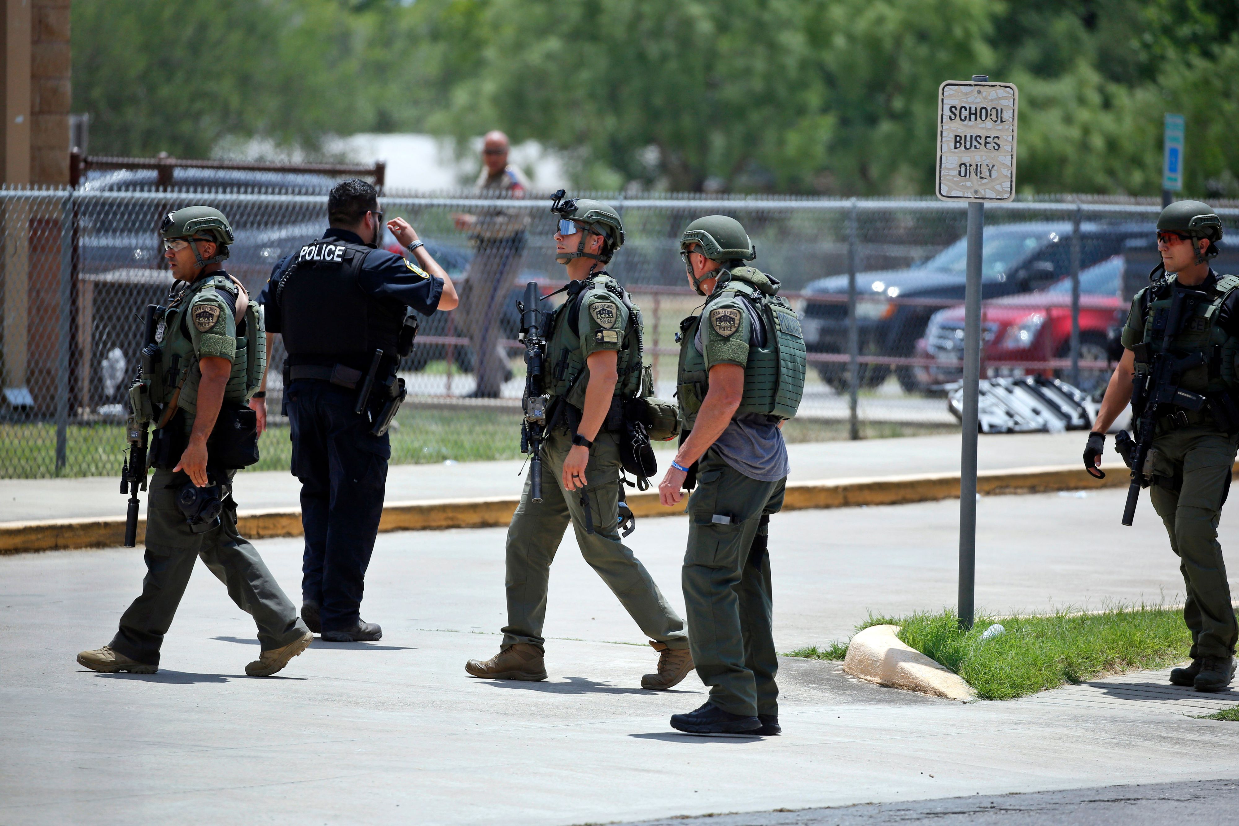 Download von www.picturedesk.com am 24.05.2022 (23:06).  Law enforcement personnel stand outside Robb Elementary School following a shooting, Tuesday, May 24, 2022, in Uvalde, Texas. (AP Photo/Dario Lopez-Mills) - 20220524_PD15893 - Rechteinfo: Rights Managed (RM)