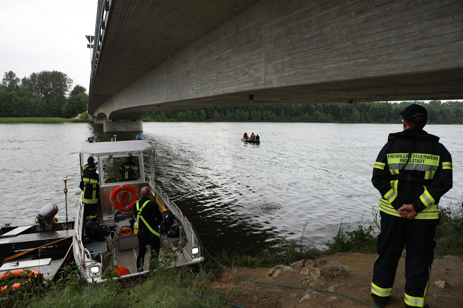Einsatzkräfte der Feuerwehr Ingolstadt bei ihrer Suche auf der Donau.