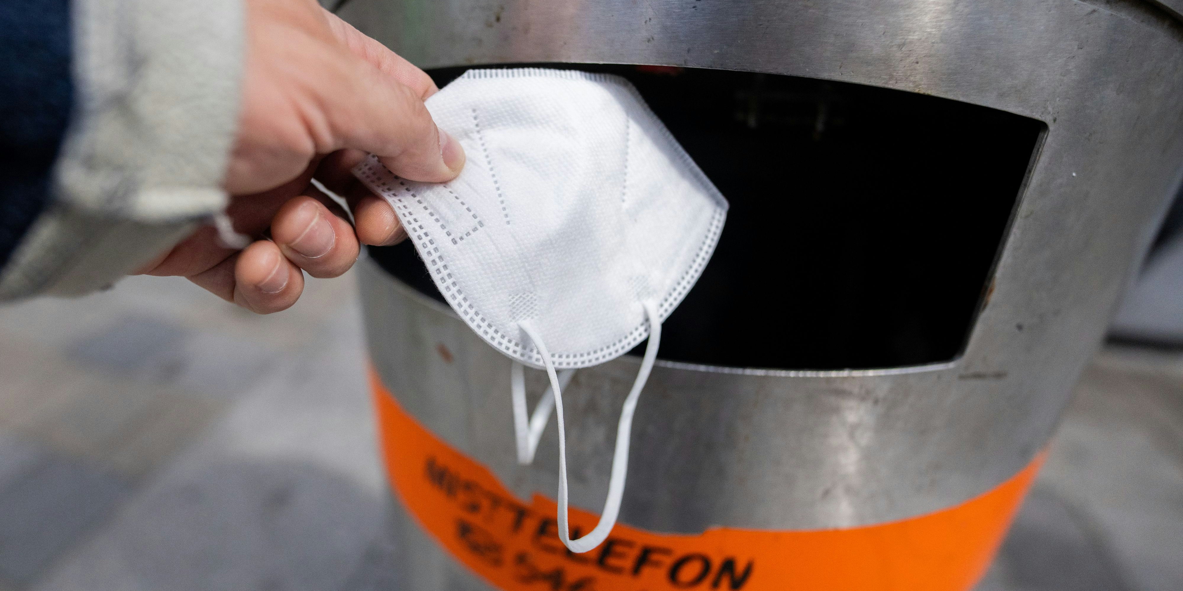 Die FFP2-Maskenpflicht fällt, ganz entsorgen sollte man sie aber nicht.