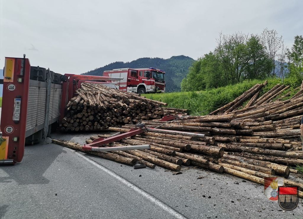 Die Fahrbahn war für mehr als drei Stunden blockiert.